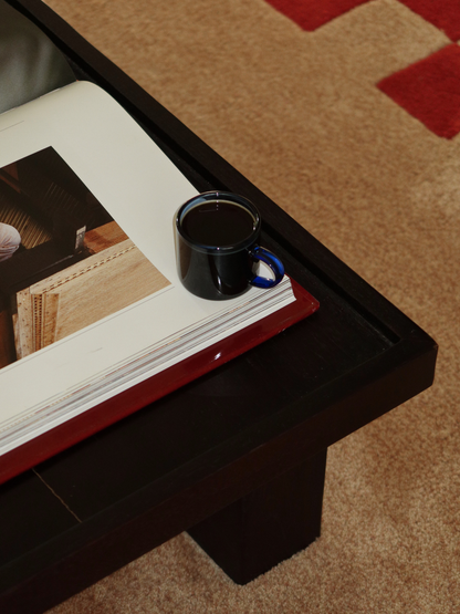 Machen Sie jeden Kaffeemoment besonders mit Glass Jiwoo. Das gerade Design und der praktische Henkel sorgen für einen angenehmen Griff. Perfekt für eine kleine Espressopause in Ihrer eigenen Kaffee-Ecke.
Hergestellt aus langlebigem, hitzebeständigem Borosilikatglas ist Jiwoo robust genug für den täglichen Gebrauch und verleiht Ihren Kaffeemomenten gleichzeitig eine stilvolle Note.
Einzeln erhältlich – so können Sie Ihre Sammlung ganz nach und nach erweitern und Ihr perfektes Set an Kaffeetassen zusammenstel