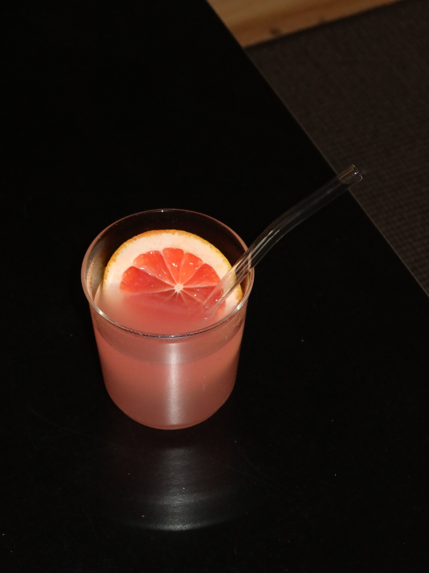 Aesthetic Glas Sayo, ein wiederverwendbarer Glasbecher, inspiriert vom klassischen Kunststoffbecher, jedoch vollständig aus langlebigem Borosilikatglas gefertigt. Perfekt für Iced Coffees, Matcha, Smoothies und andere erfrischende Getränke. Das minimalistische und stilvolle Design verleiht deinen täglichen Trinkmomenten ein modernes Upgrade. Ideal für umweltfreundliche, nachhaltige Küchenaccessoires und ästhetische Kaffee- und Tee-Erlebnisse zu Hause.
