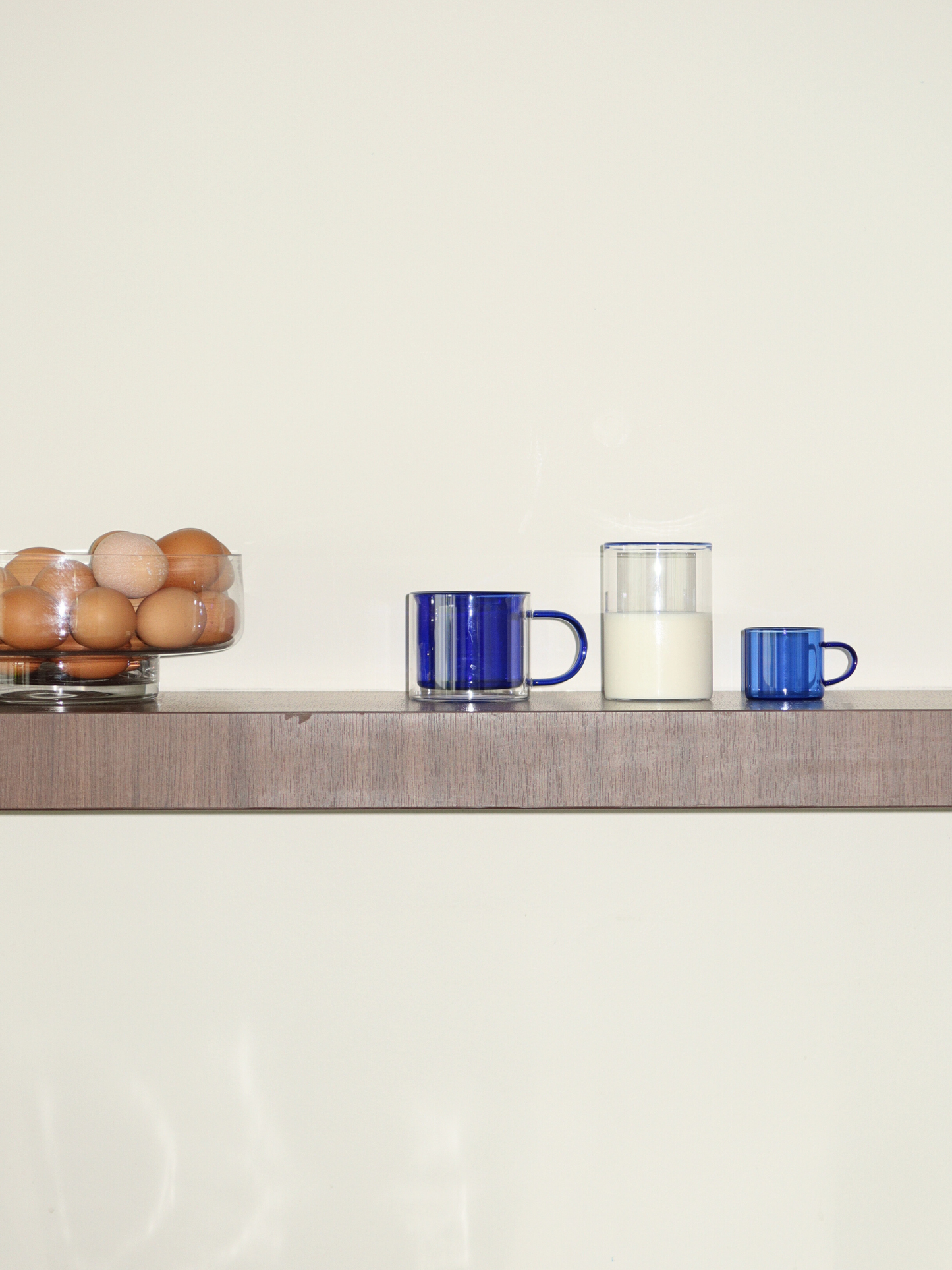 Machen Sie jeden Kaffeemoment besonders mit Glass Jiwoo. Das gerade Design und der praktische Henkel sorgen für einen angenehmen Griff. Perfekt für eine kleine Espressopause in Ihrer eigenen Kaffee-Ecke.
Hergestellt aus langlebigem, hitzebeständigem Borosilikatglas ist Jiwoo robust genug für den täglichen Gebrauch und verleiht Ihren Kaffeemomenten gleichzeitig eine stilvolle Note.
Einzeln erhältlich – so können Sie Ihre Sammlung ganz nach und nach erweitern und Ihr perfektes Set an Kaffeetassen zusammenste