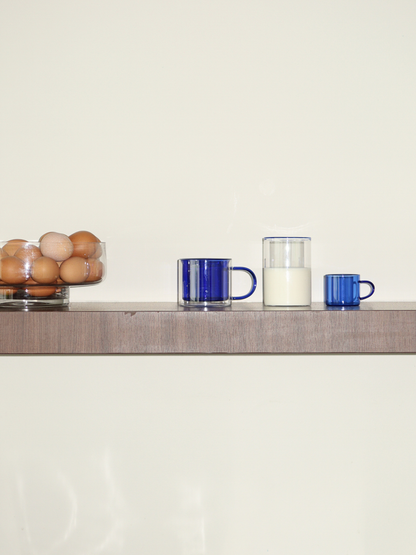 Machen Sie jeden Kaffeemoment besonders mit Glass Jiwoo. Das gerade Design und der praktische Henkel sorgen für einen angenehmen Griff. Perfekt für eine kleine Espressopause in Ihrer eigenen Kaffee-Ecke.
Hergestellt aus langlebigem, hitzebeständigem Borosilikatglas ist Jiwoo robust genug für den täglichen Gebrauch und verleiht Ihren Kaffeemomenten gleichzeitig eine stilvolle Note.
Einzeln erhältlich – so können Sie Ihre Sammlung ganz nach und nach erweitern und Ihr perfektes Set an Kaffeetassen zusammenste