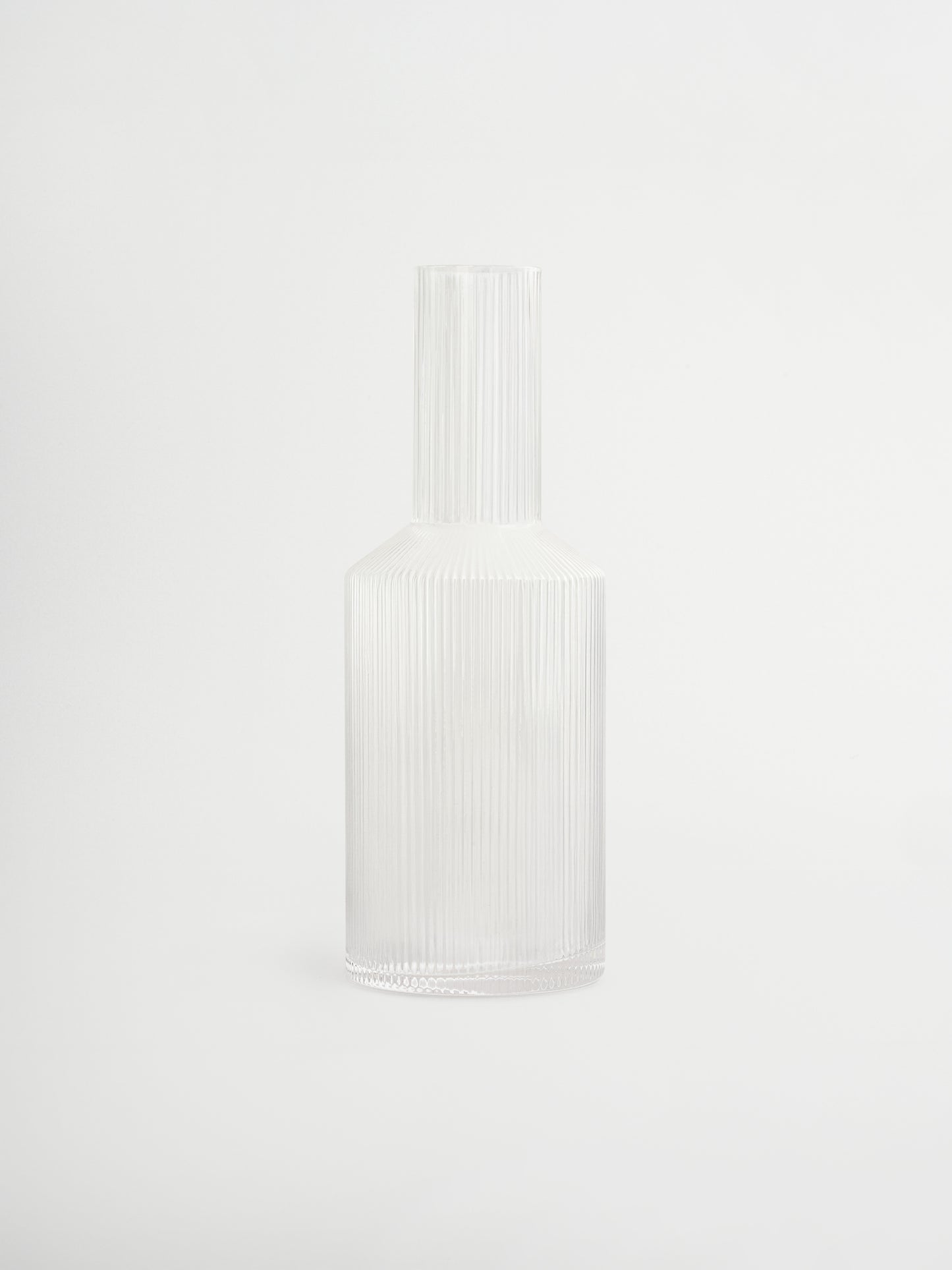 Kan Neko, een elegante water- of sapkan met subtiele ribbelstructuur die licht en schaduw prachtig vangt. Perfect om water, sap of andere verfrissende dranken stijlvol te serveren. Gemaakt van duurzaam, helder borosilicaatglas, stevig en hittebestendig, met een handzame vorm die gemakkelijk te vullen en schenken is. De ribbelstructuur geeft een unieke, speelse touch zonder te overheersen. Combineer Neko met bijpassende glazen (apart verkrijgbaar) voor een complete en stijlvolle set, of gebruik hem los. 