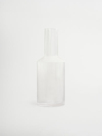 Kan Neko, een elegante water- of sapkan met subtiele ribbelstructuur die licht en schaduw prachtig vangt. Perfect om water, sap of andere verfrissende dranken stijlvol te serveren. Gemaakt van duurzaam, helder borosilicaatglas, stevig en hittebestendig, met een handzame vorm die gemakkelijk te vullen en schenken is. De ribbelstructuur geeft een unieke, speelse touch zonder te overheersen. Combineer Neko met bijpassende glazen (apart verkrijgbaar) voor een complete en stijlvolle set, of gebruik hem los. 