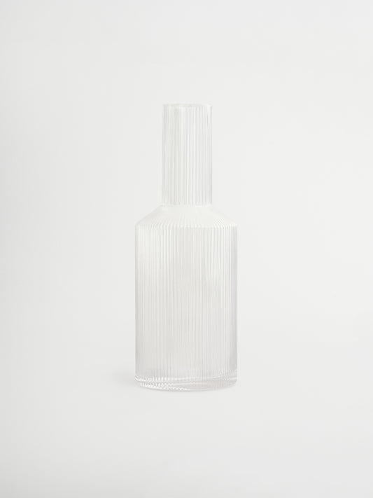 Kan Neko, een elegante water- of sapkan met subtiele ribbelstructuur die licht en schaduw prachtig vangt. Perfect om water, sap of andere verfrissende dranken stijlvol te serveren. Gemaakt van duurzaam, helder borosilicaatglas, stevig en hittebestendig, met een handzame vorm die gemakkelijk te vullen en schenken is. De ribbelstructuur geeft een unieke, speelse touch zonder te overheersen. Combineer Neko met bijpassende glazen (apart verkrijgbaar) voor een complete en stijlvolle set, of gebruik hem los. 