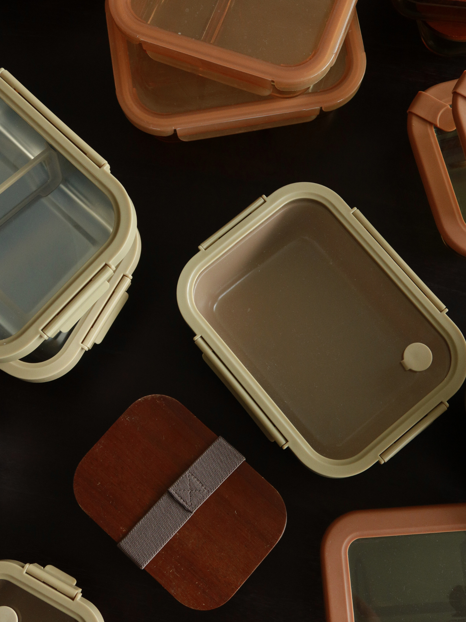 Azık blends beauty with everyday function. The deep brown ceramic, clear lid, and soft beige details create a calm, cohesive look.
Perfect for snacks, yogurt, or full meals, it moves easily from fridge to table. Available in three sizes to keep your refrigerator or pantry organized. The ceramic bowl (without lid) is oven-safe.
Non-toxic, BPA-free, and durable — designed to simplify and elevate daily kitchen routines.