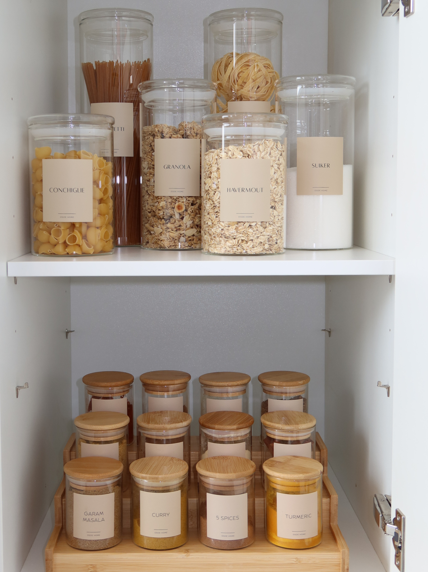 Keukenorganisatie labels voor voorraadkast, kruiden, koffie, oliën en voedselopslagcontainers, ontworpen voor glazen potten en keukenopbergsystemen, Osoe Home labels helpen een gestructureerde en minimalistische keuken te creëren met duidelijke organisatie van siropen, noten, zaden, superfoods, azijn en droge producten, 100% water- en vlekbestendig voor dagelijks gebruik, verkrijgbaar in wit en beige met verschillende lettertypes en formaten voor een strakke en moderne keukenuitstraling.