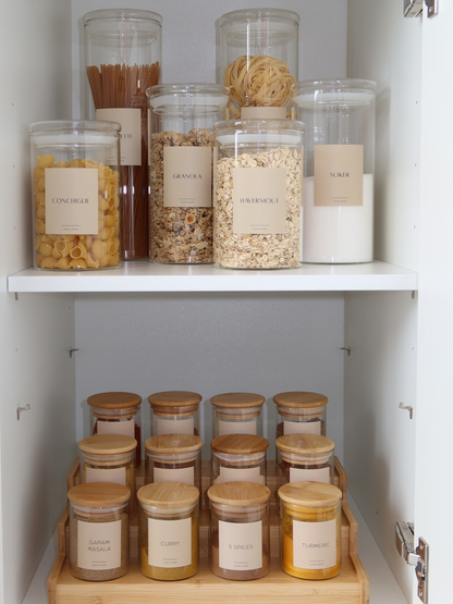 Keukenorganisatie labels voor voorraadkast, kruiden, koffie, oliën en voedselopslagcontainers, ontworpen voor glazen potten en keukenopbergsystemen, Osoe Home labels helpen een gestructureerde en minimalistische keuken te creëren met duidelijke organisatie van siropen, noten, zaden, superfoods, azijn en droge producten, 100% water- en vlekbestendig voor dagelijks gebruik, verkrijgbaar in wit en beige met verschillende lettertypes en formaten voor een strakke en moderne keukenuitstraling.