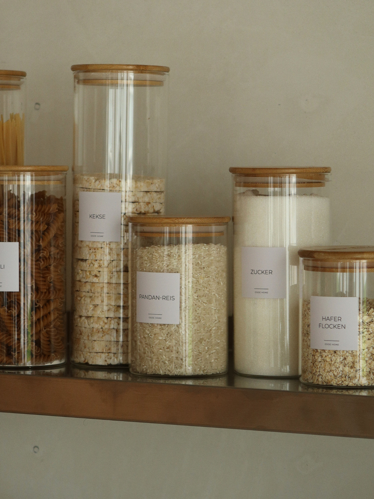 Ronde glazen voorraadpotten met bamboe deksel, verkrijgbaar in vier verschillende maten voor een georganiseerde en stijlvolle voorraadkast. Ideaal voor het luchtdicht bewaren van rijst, pasta, bloem, granola, noten, koffie en andere droge ingrediënten. Het natuurlijke bamboe deksel geeft de glazen voorraadpotten een warme, minimalistische uitstraling, terwijl de transparante glazen pot zorgt dat je de inhoud eenvoudig kunt herkennen. Perfect een perfecte organisatie van je keuken. 