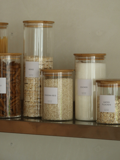 Ronde glazen voorraadpotten met bamboe deksel, verkrijgbaar in vier verschillende maten voor een georganiseerde en stijlvolle voorraadkast. Ideaal voor het luchtdicht bewaren van rijst, pasta, bloem, granola, noten, koffie en andere droge ingrediënten. Het natuurlijke bamboe deksel geeft de glazen voorraadpotten een warme, minimalistische uitstraling, terwijl de transparante glazen pot zorgt dat je de inhoud eenvoudig kunt herkennen. Perfect een perfecte organisatie van je keuken. 