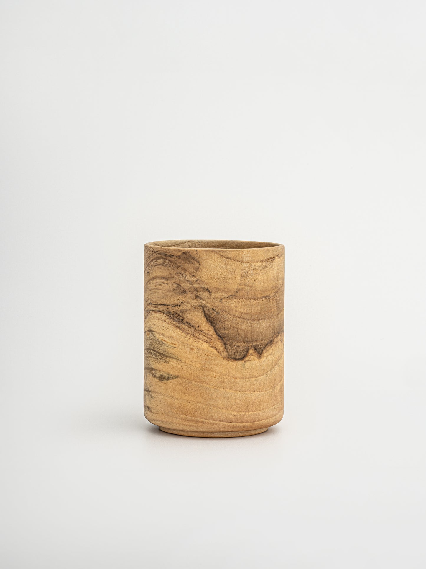 Organiseer je keukenbenodigdheden met keukengerei houder Zarif van Asian Oak hout, een stijlvolle en functionele beker voor het netjes opbergen van lepels, spatels en tangen, handgemaakt van hoogwaardig duurzaam hout met een natuurlijke en rustieke uitstraling die past in elke keukenstijl, ontworpen met een minimalistisch design en duurzame constructie voor langdurig gebruik, en geschikt voor een non-toxic keuken zonder BPA, PFAS en microplastics voor een gezonde en georganiseerde kookomgeving.