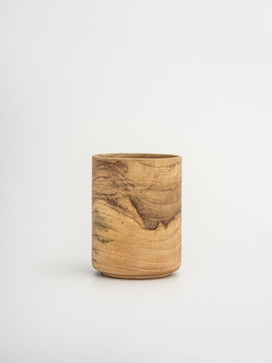 Organiseer je keukenbenodigdheden met keukengerei houder Zarif van Asian Oak hout, een stijlvolle en functionele beker voor het netjes opbergen van lepels, spatels en tangen, handgemaakt van hoogwaardig duurzaam hout met een natuurlijke en rustieke uitstraling die past in elke keukenstijl, ontworpen met een minimalistisch design en duurzame constructie voor langdurig gebruik, en geschikt voor een non-toxic keuken zonder BPA, PFAS en microplastics voor een gezonde en georganiseerde kookomgeving.