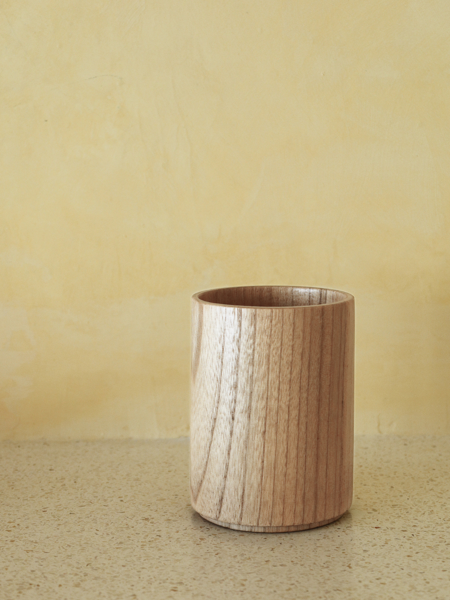 Organiseer je keukenbenodigdheden met keukengerei houder Zarif van Asian Oak hout, een stijlvolle en functionele beker voor het netjes opbergen van lepels, spatels en tangen, handgemaakt van hoogwaardig duurzaam hout met een natuurlijke en rustieke uitstraling die past in elke keukenstijl, ontworpen met een minimalistisch design en duurzame constructie voor langdurig gebruik, en geschikt voor een non-toxic keuken zonder BPA, PFAS en microplastics voor een gezonde en georganiseerde kookomgeving.