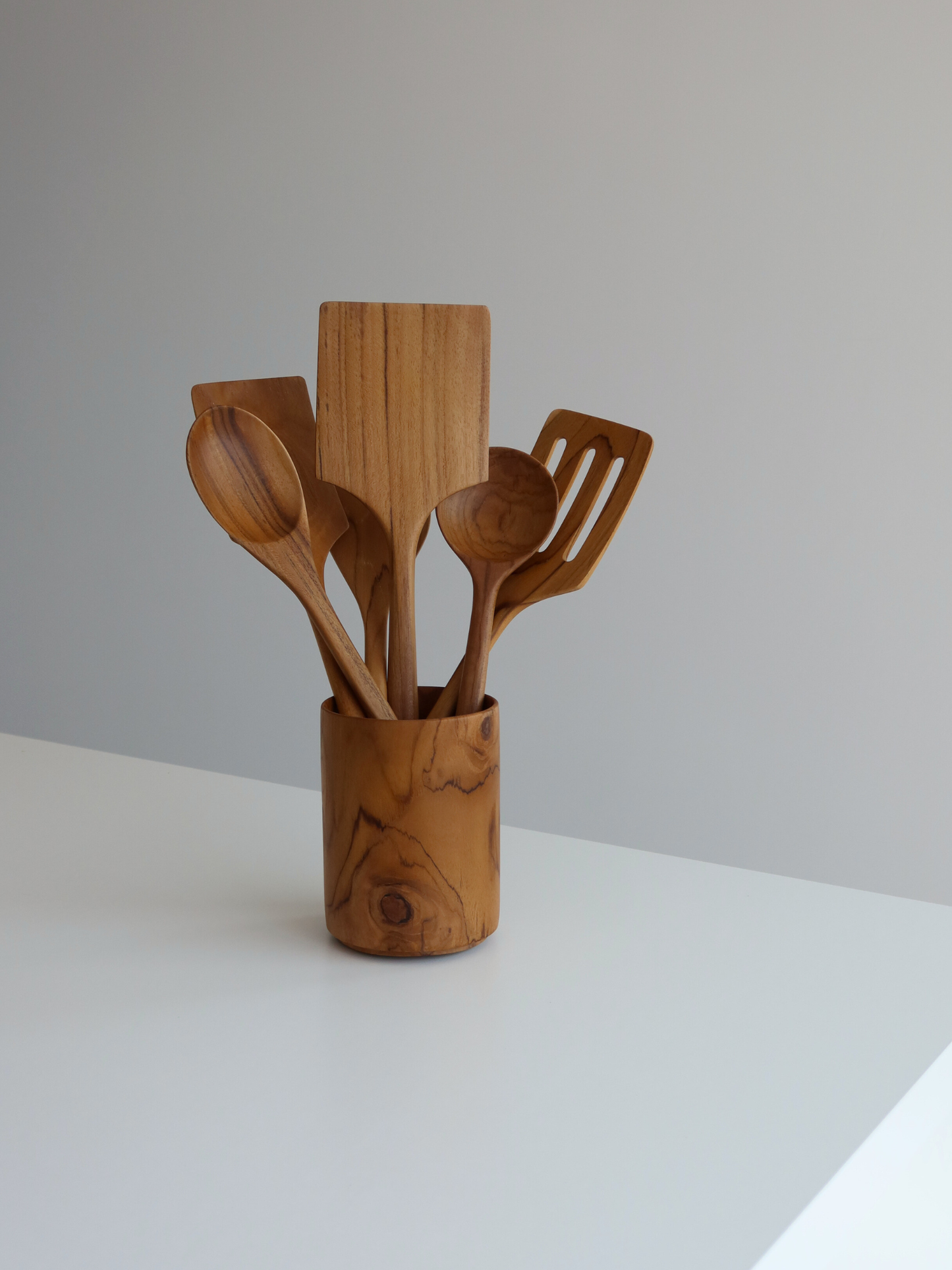 Handgemaakte 6-delige keukengerei set van natuurlijk teakhout, met duurzame donkerbruine houten keukengerei en een luxe, gladde afwerking. Deze eco-vriendelijke houten keukengerei set bestaat uit essentiële teak houten kookhulpen voor dagelijks gebruik en biedt sterkte, hittebestendigheid en langdurige kwaliteit. Stijlvolle teak houten accessoires die perfect passen in een opgeruimde en georganiseerde keuken, ideaal te combineren met een keuken organizer. Elegante, ambachtelijk vervaardigde houten keukenger