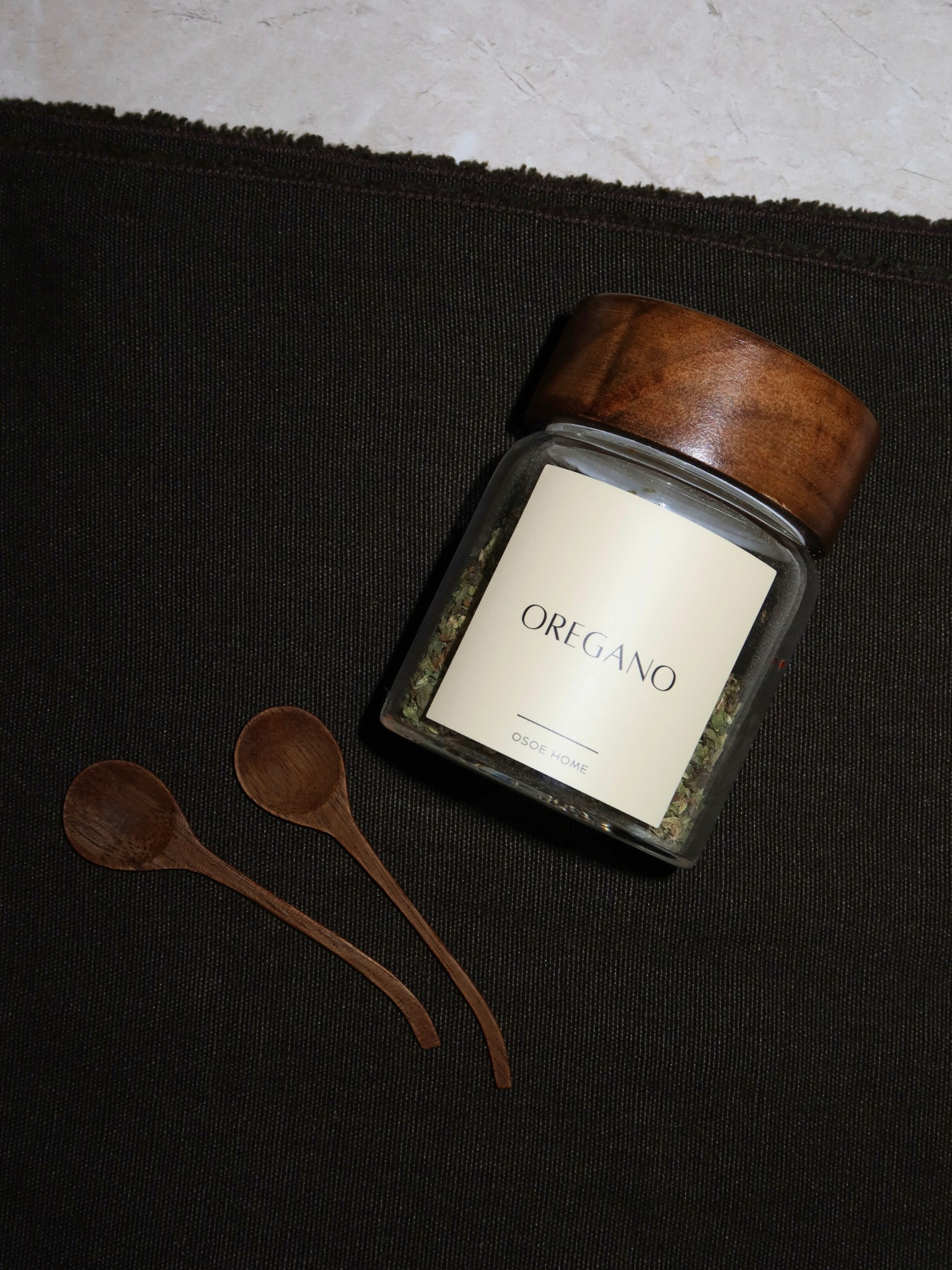 Kleiner Gewürzlöffel aus Naturholz, ideal für Gewürzgläser, Kräuter, Salz, Zucker und verschiedene Gewürze. Dieser kompakte Holz-Gewürzlöffel eignet sich perfekt zum Dosieren und Entnehmen von Gewürzen und sorgt für Ordnung in der Küche. Gefertigt aus langlebigem Naturholz ist er ein umweltfreundliches Küchenutensil, das optimal in Gewürzgläser passt und moderne, skandinavische, rustikale sowie Landhaus-Küchen ergänzt. Ideal als Zubehör für Gewürzgläser, zur Küchenorganisation, Gewürzaufbewahrung und für de