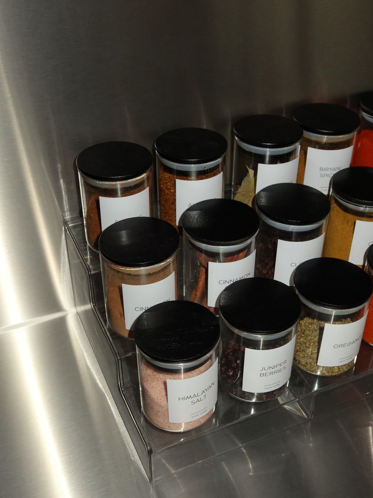 Uitschuifbaar kruidenrek van transparant acryl, ontworpen om kruidenpotjes overzichtelijk in een keukenlade op te bergen. Dit heldere opbergsysteem zorgt voor een strak, minimalistisch en georganiseerd geheel, terwijl alle kruidenpotjes goed zichtbaar en gemakkelijk bereikbaar blijven. Een ruimtebesparende kruiden- en lade-organizer die verstelbaar is voor verschillende lade-afmetingen en zorgt voor meer rust en overzicht in de keuken. Ideaal om kruidenpotjes netjes, praktisch en binnen handbereik te beware