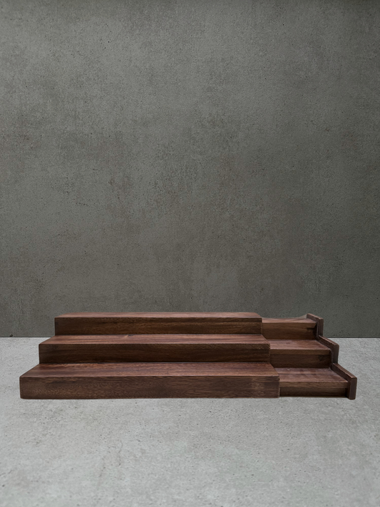 Kruidenrek donkerbruin hout. Houten opbergers voor keuken of badkamer. Voorraadpot en kruidenpotje hout. Organizer en ladeverdeler. Houten schaal of fruitschaal. Kleine houten lepel. Bamboe lepel. Licht of donker hout. Wood organizers for kitchen or bathroom. Glass jar with wooden lid. Wooden spice jar. Drawer divider and organizer. Wooden bowl or fruit bowl. Small wooden spoon. Bamboo spoon. Light or dark wood. Holzaufbewahrung für Küche oder Bad. Rangement en bois pour cuisine ou salle de bain.