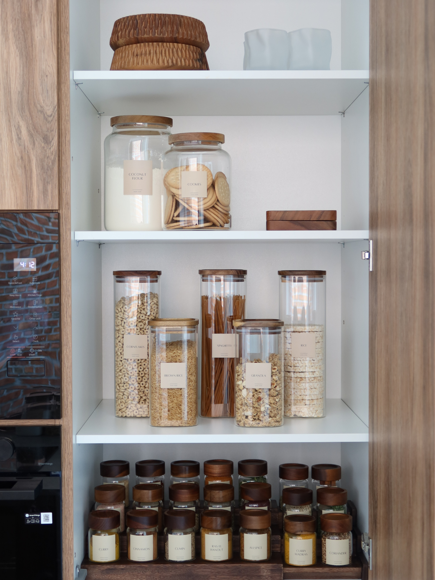 Küchenorganisations-Labels für Vorratskammer, Gewürze, Kaffee, Öle und Lebensmittelaufbewahrungsbehälter, entwickelt für Glasbehälter und Küchenaufbewahrungssysteme, Osoe Home Labels helfen dabei, eine strukturierte und minimalistische Küche mit klarer Organisation von Sirupen, Nüssen, Samen, Superfoods, Essig und trockenen Lebensmitteln zu schaffen, 100% wasser- und fleckenbeständig für den täglichen Gebrauch, erhältlich in Weiß und Beige mit verschiedenen Schriftarten und Größen für eine saubere Küche.