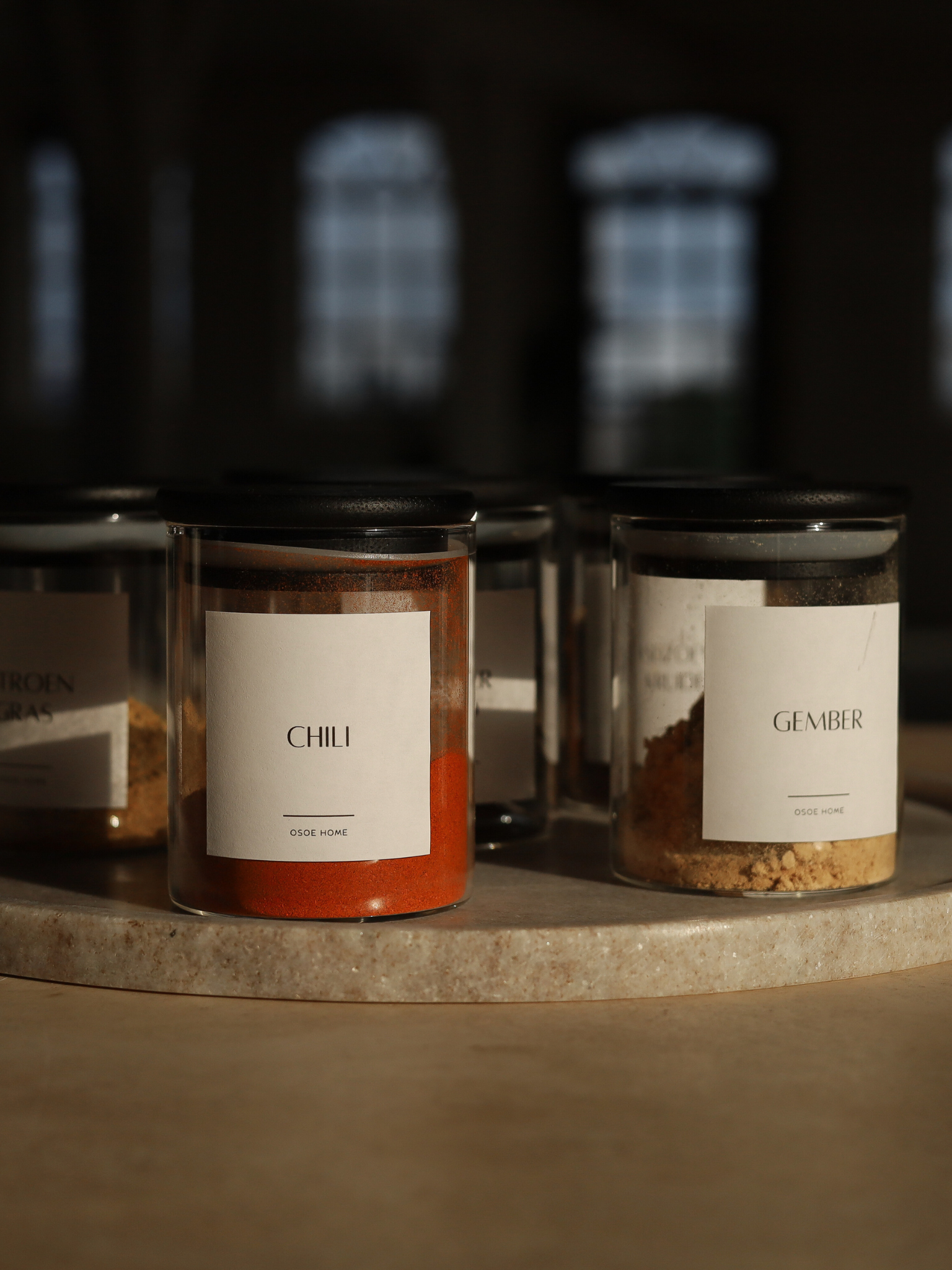 Rundes Glas-Gewürzglas mit luftdichtem schwarzem Bambusdeckel, gefertigt aus robustem Glas und entwickelt für eine saubere, übersichtliche und hygienische Aufbewahrung von Gewürzen. Dieses stilvolle Gewürzglas aus Glas passt perfekt in eine organisierte Küche und eignet sich ideal als Küchenorganizer für Gewürze, Kräuter und getrocknete Zutaten. Der schwarze Bambusdeckel sorgt für einen sicheren, luftdichten Verschluss, der die Frische und das Aroma der Gewürze länger bewahrt. Geeignet für den täglichen Geb