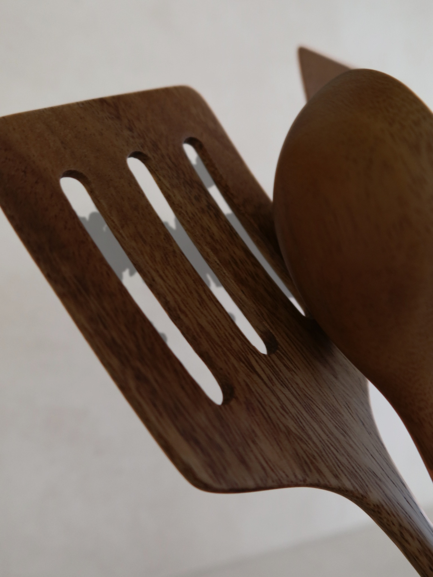 Handgefertigtes Holz-Küchenutensilien-Set Zoya mit sechs Kochlöffeln und Pfannenwendern aus Naturholz, ideal zum Rühren, Wenden, Mischen, Servieren und für den täglichen Gebrauch in der Küche. Gefertigt aus langlebigem SVLK-zertifiziertem Holz aus Indonesien, ist dieses lebensmittelechte und schadstofffreie Küchenutensilien-Set die perfekte Wahl für nachhaltige, plastikfreie Küchen und passt hervorragend zu modernen, skandinavischen, rustikalen und Landhaus-Küchen.