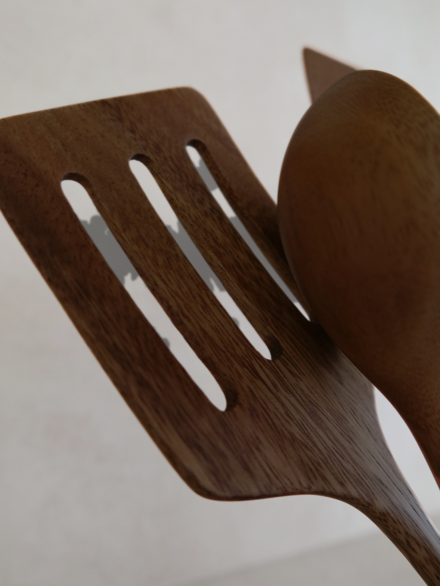 Handgefertigtes Holz-Küchenutensilien-Set Zoya mit sechs Kochlöffeln und Pfannenwendern aus Naturholz, ideal zum Rühren, Wenden, Mischen, Servieren und für den täglichen Gebrauch in der Küche. Gefertigt aus langlebigem SVLK-zertifiziertem Holz aus Indonesien, ist dieses lebensmittelechte und schadstofffreie Küchenutensilien-Set die perfekte Wahl für nachhaltige, plastikfreie Küchen und passt hervorragend zu modernen, skandinavischen, rustikalen und Landhaus-Küchen.