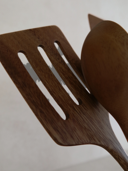 Handgefertigtes Holz-Küchenutensilien-Set Zoya mit sechs Kochlöffeln und Pfannenwendern aus Naturholz, ideal zum Rühren, Wenden, Mischen, Servieren und für den täglichen Gebrauch in der Küche. Gefertigt aus langlebigem SVLK-zertifiziertem Holz aus Indonesien, ist dieses lebensmittelechte und schadstofffreie Küchenutensilien-Set die perfekte Wahl für nachhaltige, plastikfreie Küchen und passt hervorragend zu modernen, skandinavischen, rustikalen und Landhaus-Küchen.