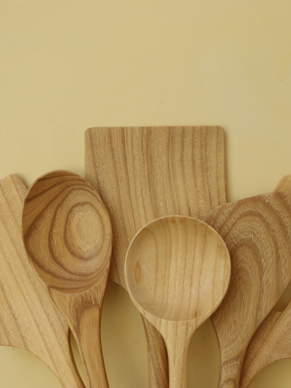 Ungiftiges Küchenutensilien-Set aus hochwertigem braunem Holz, bestehend aus handgefertigten Pfannenwendern und Kochlöffeln für eine ruhige und organisierte Küche. Die langlebigen Küchenhelfer aus Holz werden mit Sorgfalt gefertigt und sind ideal für den täglichen Gebrauch. Frei von BPA und PFAS und eine natürliche Alternative zu Küchenutensilien aus Kunststoff. Das zeitlose Design verbindet Funktionalität mit einer warmen, eleganten Optik. Ohne Halterung, aber mit separat erhältlichem Holzhalter kompatibel