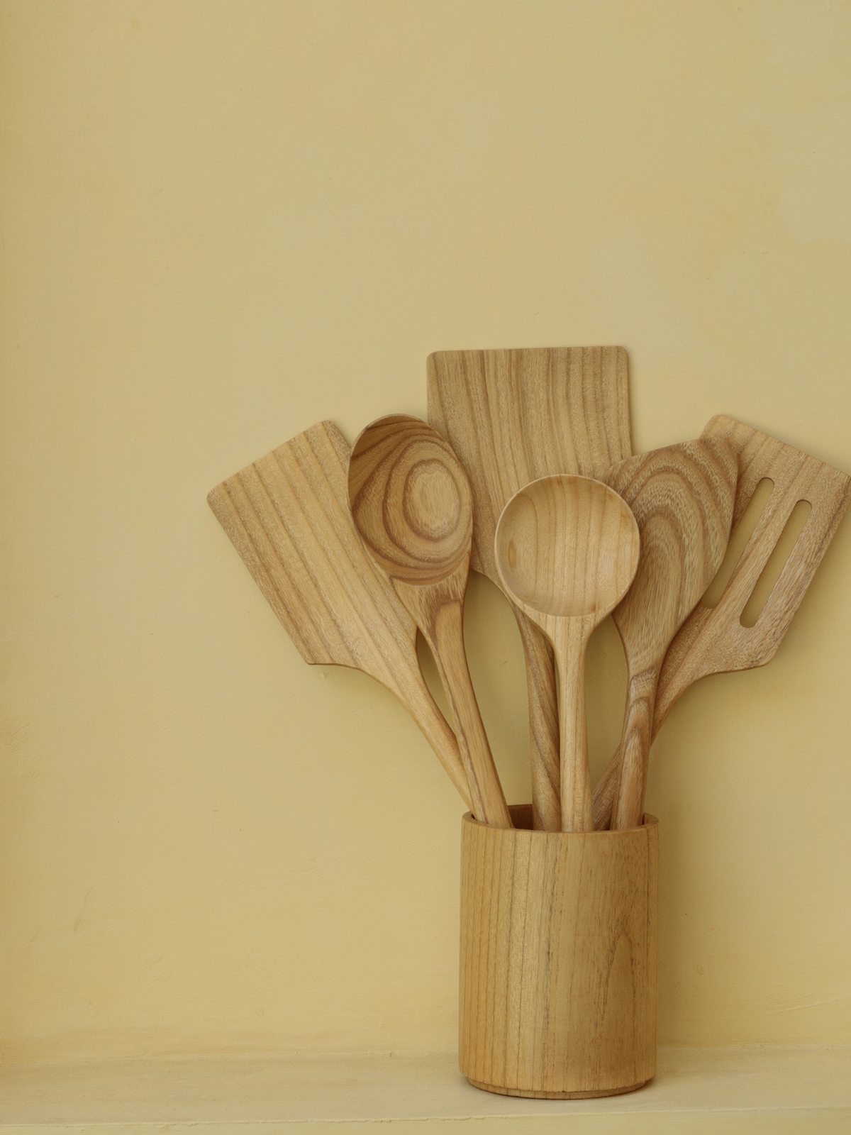 Küchenutensilienhalter aus hochwertigem Asian Oak Holz zur stilvollen und übersichtlichen Aufbewahrung von Kochlöffeln, Pfannenwendern und Zangen. Der handgefertigte Holzhalter verbindet Funktionalität mit einer warmen, natürlichen Optik und passt dank seines zeitlosen Designs zu verschiedenen Küchenstilen. Das langlebige Holz und die stabile Konstruktion sind für den täglichen Gebrauch ausgelegt. Ein praktischer Küchenorganizer, der Kochutensilien ordentlich, griffbereit und übersichtlich aufbewahrt.
