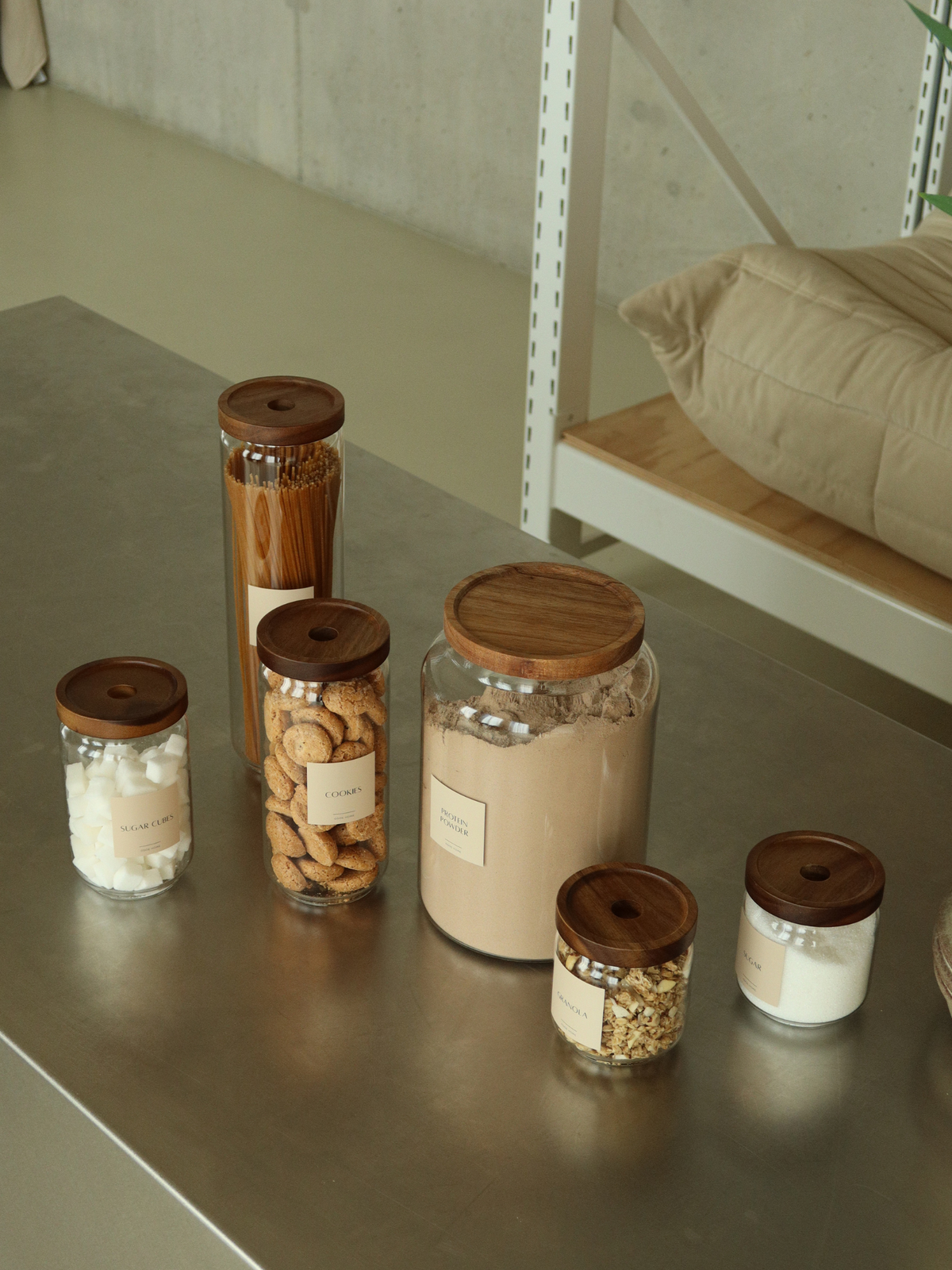 Large storage jar with a wide opening, perfect for flour, grains, rice, and other dry goods in larger quantities. This spacious glass container with a dark brown acacia wood lid combines natural aesthetics with practical functionality. The airtight wooden lid keeps contents fresh and securely stored. As a stylish pantry organizer, this glass jar is ideal for bulk storage and offers a sustainable storage solution for your kitchen. Whether used as a glass kitchen container for large quantities. 