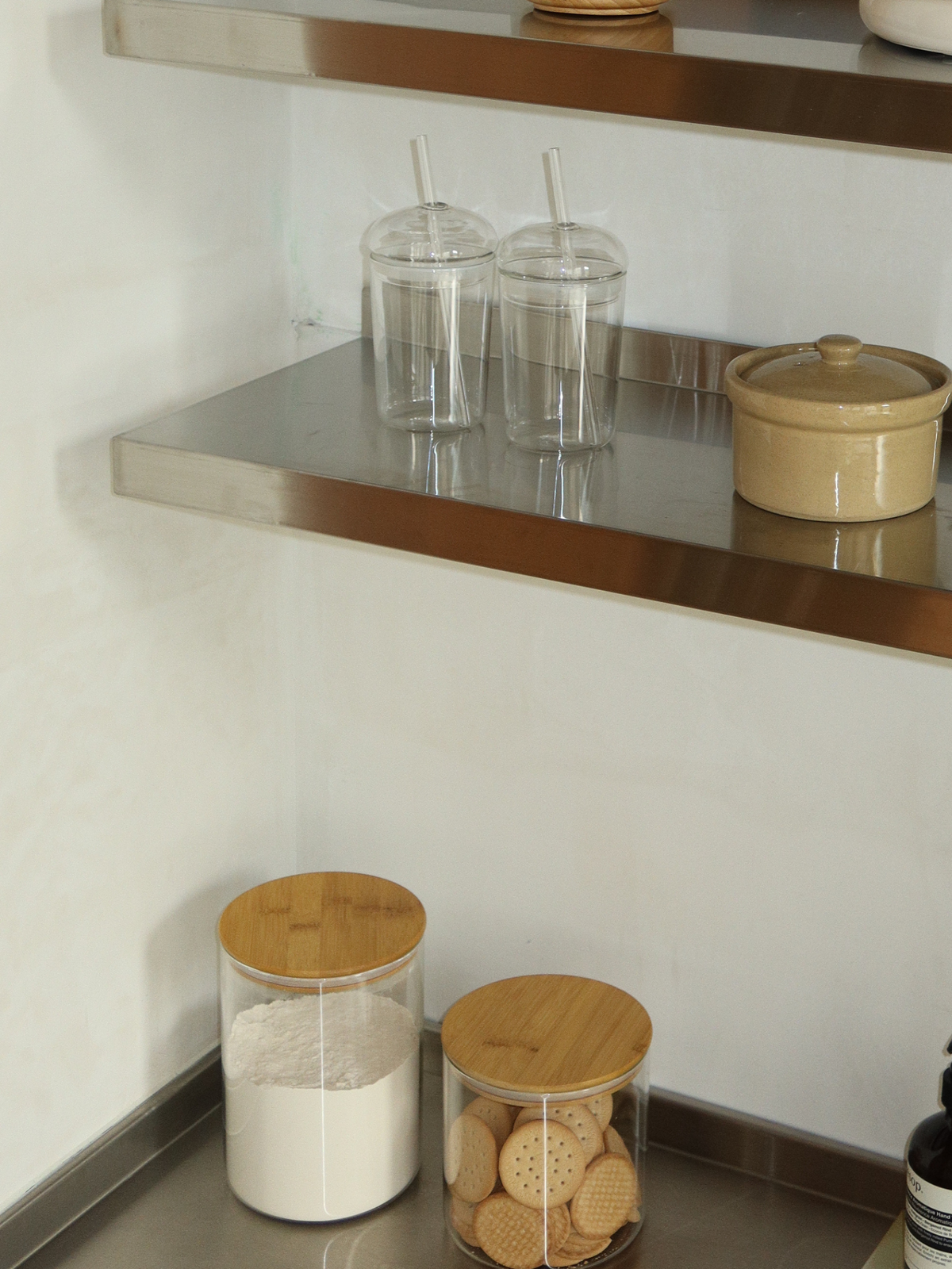 Wide glass pantry jar with a natural bamboo lid for stylish and organised storage of flour, rice, oats, pasta, nuts, protein powder and other pantry staples. The wide opening makes filling and scooping easy, while the airtight lid helps keep ingredients fresh and protected. A sustainable, plastic-free storage solution for a calm and organised kitchen, ideal for a non-toxic kitchen without unnecessary plastic. Perfect for pantry organisation, kitchen cupboards and countertop storage.

