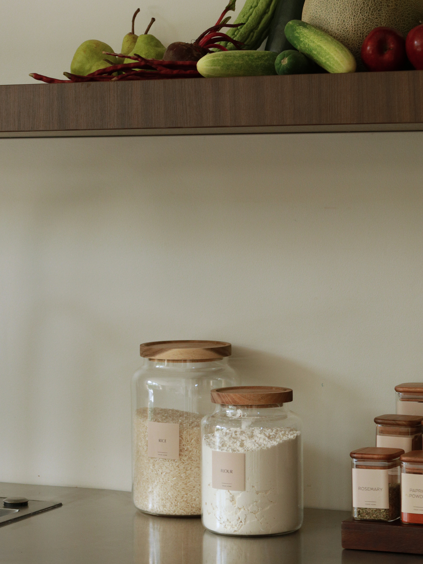 Large storage jar with a wide opening, perfect for flour, grains, rice, and other dry goods in larger quantities. This spacious glass container with a dark brown acacia wood lid combines natural aesthetics with practical functionality. The airtight wooden lid keeps contents fresh and securely stored. As a stylish pantry organizer, this glass jar is ideal for bulk storage and offers a sustainable storage solution for your kitchen. Whether used as a glass kitchen container for large quantities. 