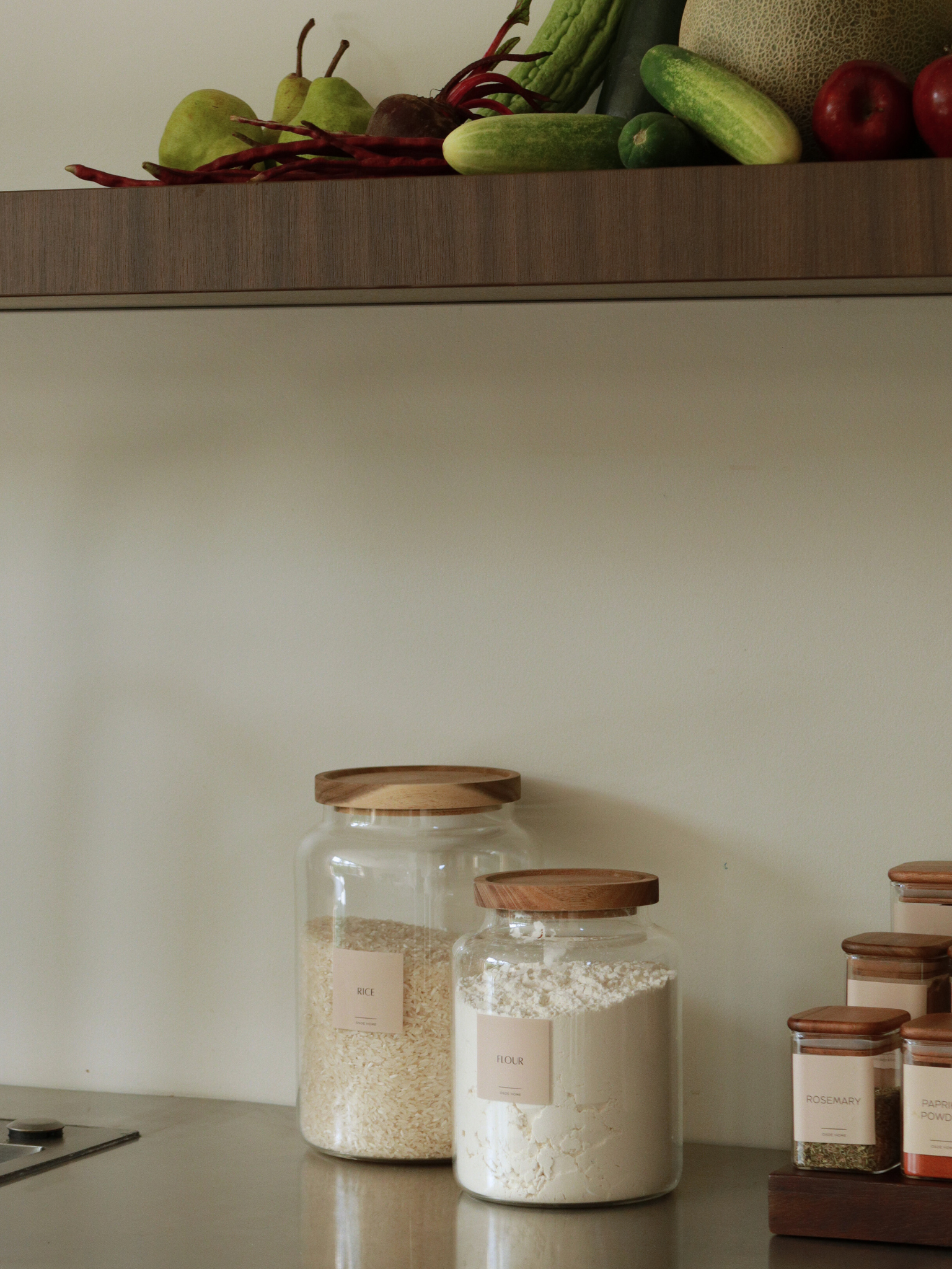 Large storage jar with a wide opening, perfect for flour, grains, rice, and other dry goods in larger quantities. This spacious glass container with a dark brown acacia wood lid combines natural aesthetics with practical functionality. The airtight wooden lid keeps contents fresh and securely stored. As a stylish pantry organizer, this glass jar is ideal for bulk storage and offers a sustainable storage solution for your kitchen. Whether used as a glass kitchen container for large quantities. 