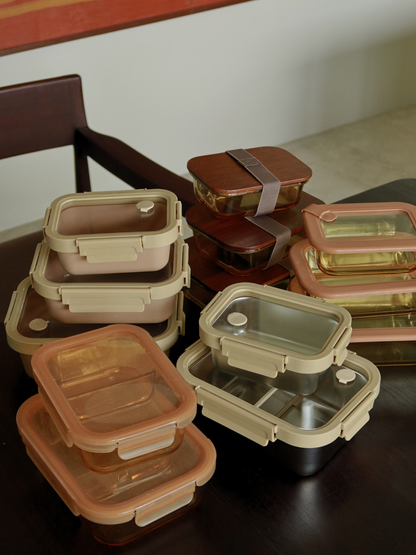 Zad is an amber-colored glass container with a glass lid and refined amber/brown accents, combining style and functionality. The integrated glass divider keeps multiple ingredients organized. Perfect for balanced lunches, meal prep, or storing leftovers. Non-toxic, BPA-free, odor- and stain-resistant glass makes it durable, easy to clean, leak-proof, and ideal for mindful, stylish storage in kitchen, fridge, or lunch bag.