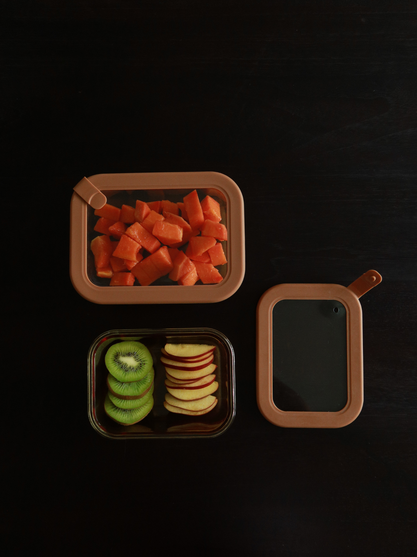 Vetto combines warmth and clarity in a timeless design made from amber glass, finished with a matching glass lid and subtle brown-rosé details.
Available in three sizes, it supports smart organization — from small portions for yogurt or snacks to larger containers for meal prep or leftovers. The lid features a discreet silicone valve to release pressure.
Non-toxic, BPA-free, odor- and stain-resistant, leakproof, durable, and reusable — designed for calm, organized kitchens.