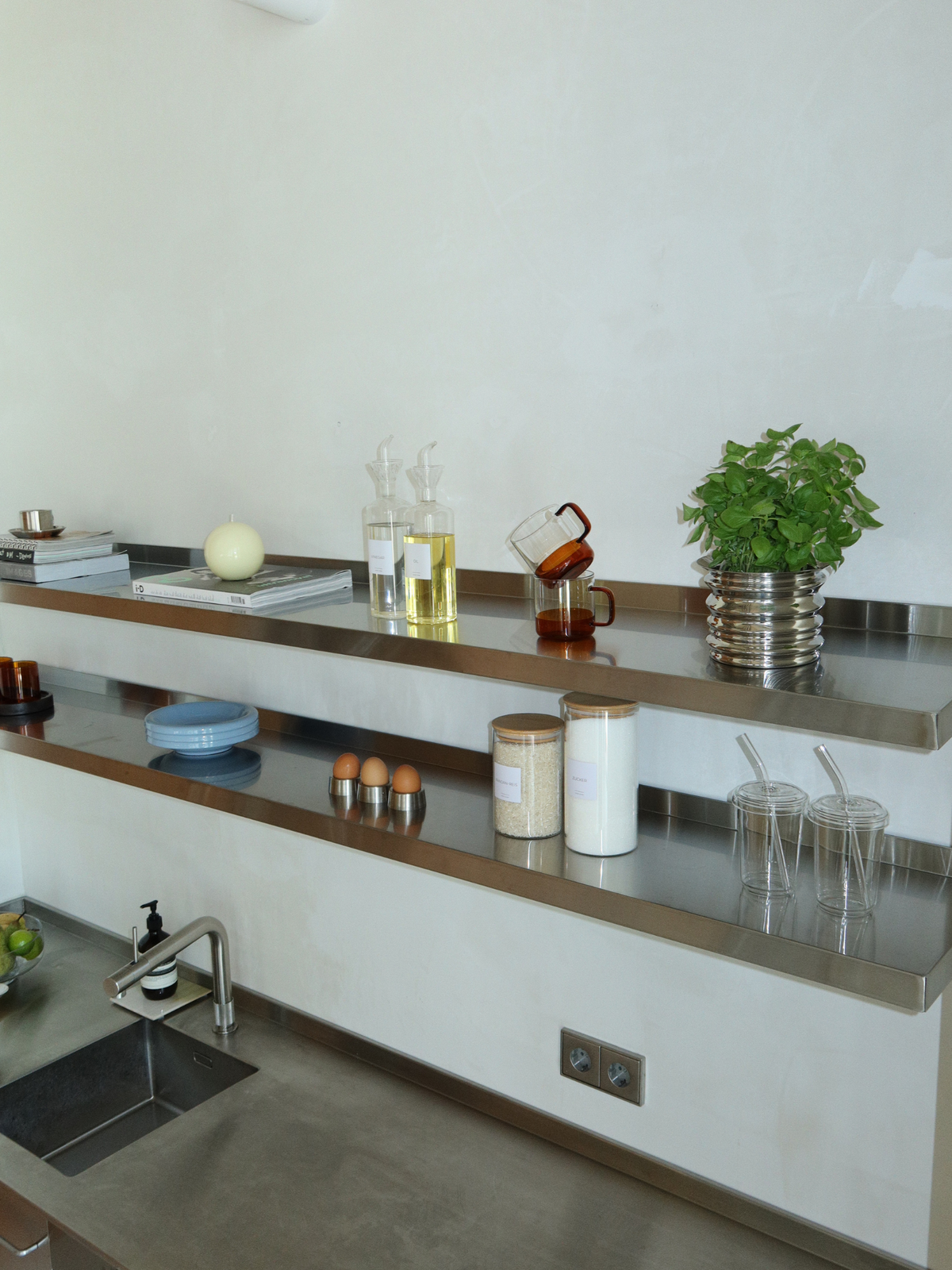 Transparent oil and vinegar dispenser set Vivi, a stylish set of two glass bottles designed for oil, vinegar and other liquid seasonings. The clear design makes it easy to see the contents while adding a clean, minimalist touch to your kitchen counter or dining table. Perfect for olive oil, balsamic vinegar, dressings and sauces, whether cooking or serving. Matching ‘Oil’ and ‘Vinegar’ labels are available separately for an extra organized look.
