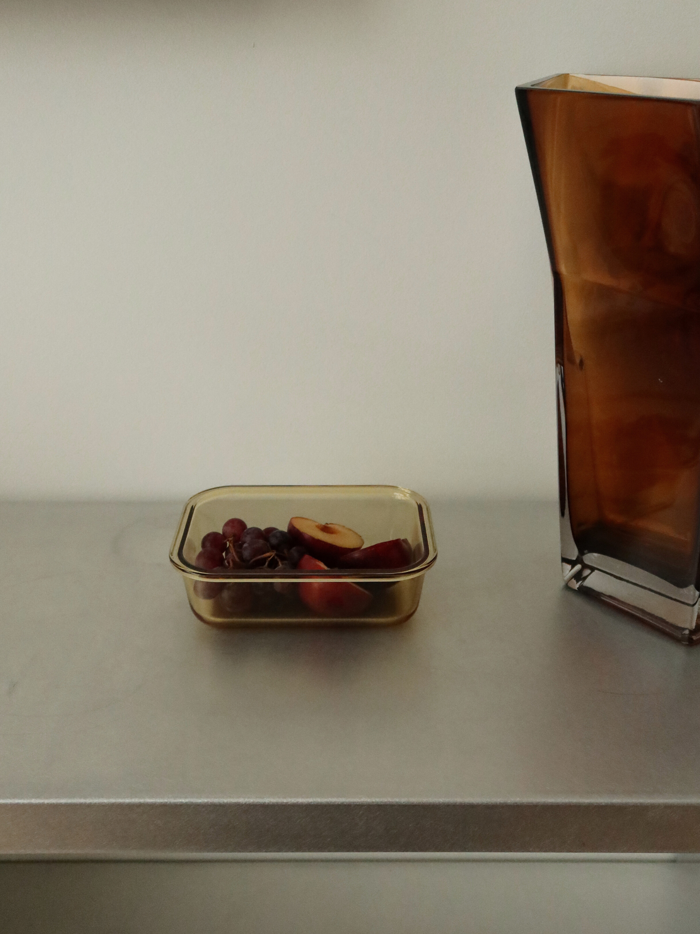 Vetto combineert warmte en helderheid in een tijdloos design, gemaakt van amberkleurig glas met een bijpassend glazen deksel en verfijnde bruin/roze details. Drie maten zorgen voor slimme organisatie, van kleine porties voor yoghurt of snacks tot grotere voor meal prep of restjes. Het deksel heeft een klein siliconen ventiel voor eenvoudige drukontlasting. Niet-toxisch, BPA-vrij, geur- en vlekbestendig, lekvrij, duurzaam en herbruikbaar — praktisch en elegant voor bewust voedsel bewaren.