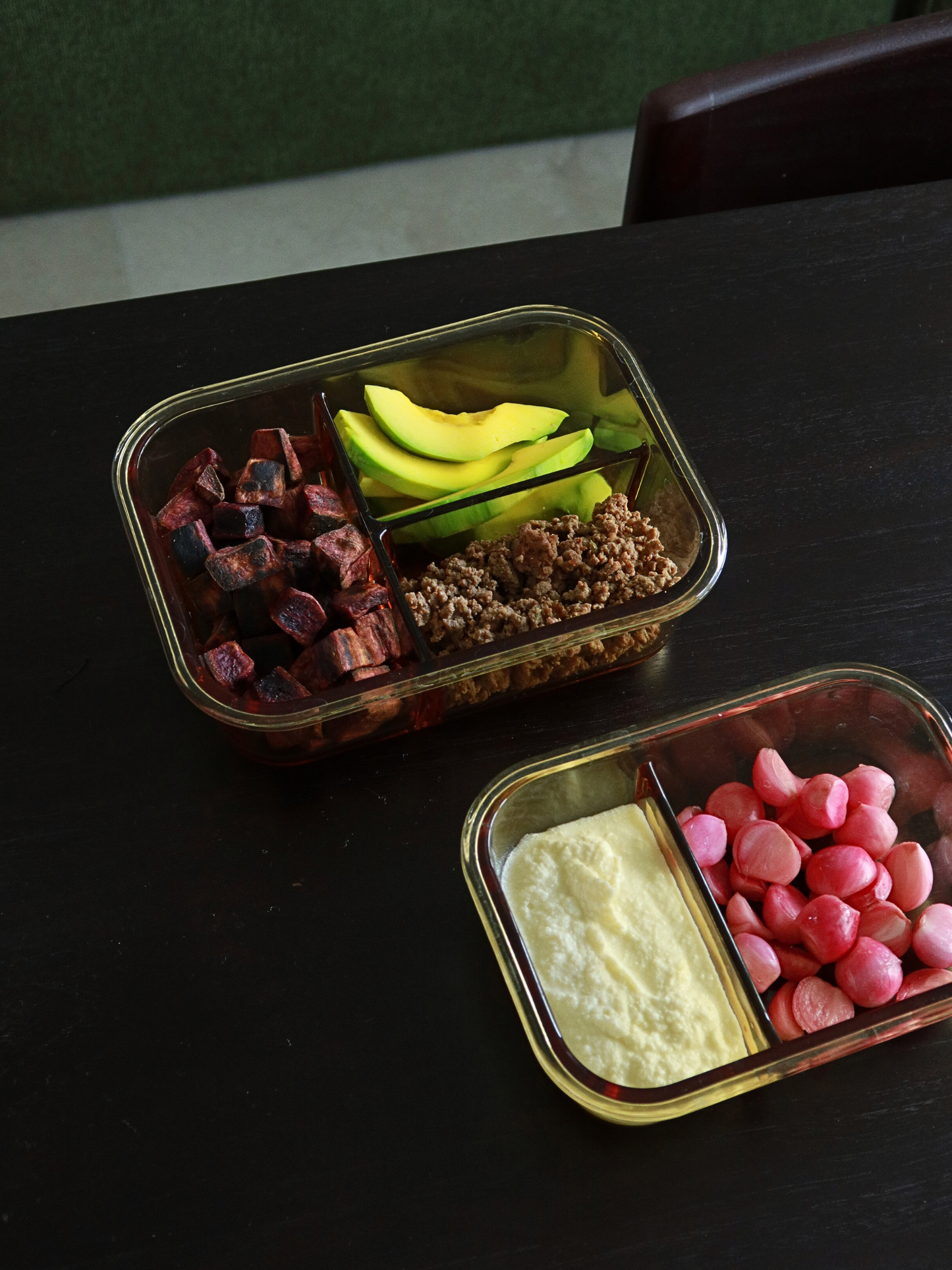 Zad is een amberkleurige glazen bewaardoos met een glazen deksel en verfijnde amber/bruin accenten, die stijl en functionaliteit combineert. De geïntegreerde glazen verdeler houdt meerdere ingrediënten overzichtelijk gescheiden. Perfect voor gebalanceerde lunches, meal prep of het bewaren van restjes. Het niet-toxische, BPA-vrije glas is geur- en vlekbestendig, duurzaam, eenvoudig schoon te maken en lekvrij — ideaal voor bewuste en stijlvolle opslag in keuken, koelkast of lunchtas.