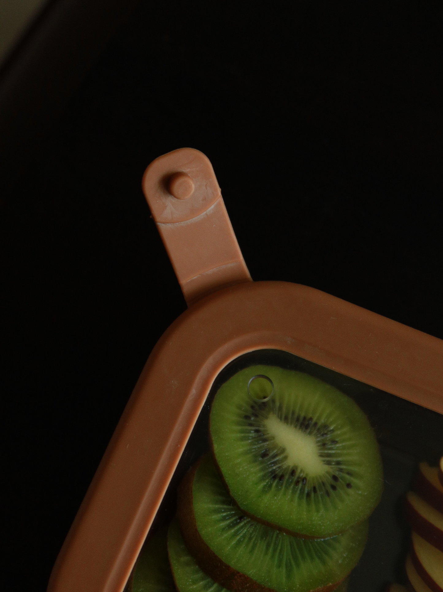 Vetto combineert warmte en helderheid in een tijdloos ontwerp van amberkleurig glas, afgewerkt met een bijpassend glazen deksel en subtiele bruin-rosé details.
Verkrijgbaar in drie formaten voor slimme organisatie — van kleine porties yoghurt of snacks tot grotere bakjes voor meal prep of restjes. Het deksel heeft een discreet siliconenventiel om druk te laten ontsnappen. Niet-toxisch, BPA-vrij, geur- en vlekbestendig, lekvrij, duurzaam en herbruikbaar — ontworpen voor een rustige, georganiseerde keuken.