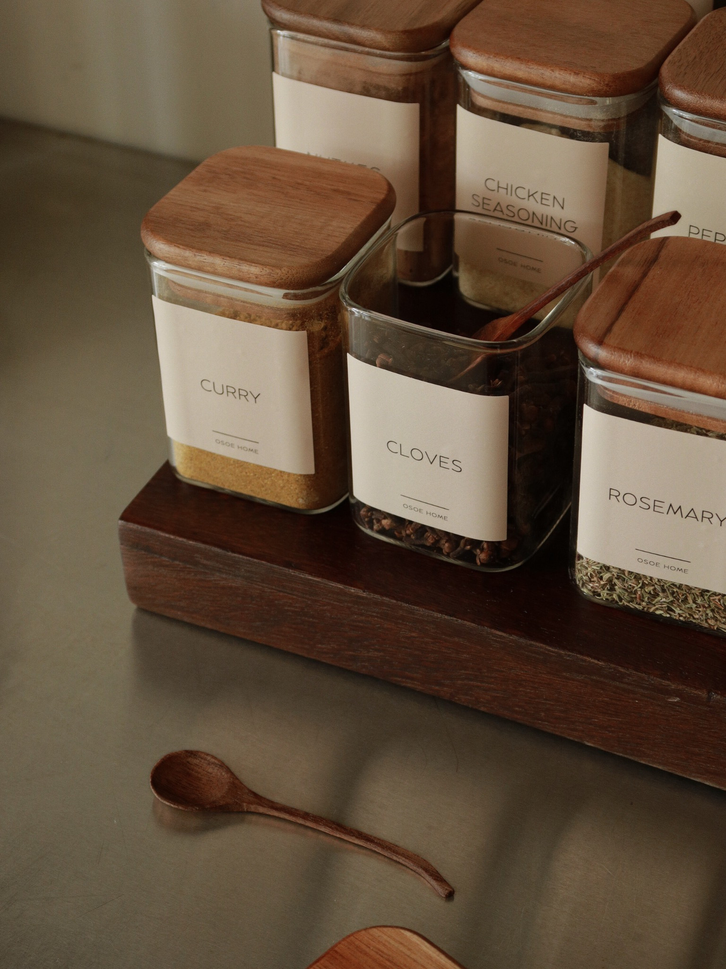 Kleiner Gewürzlöffel aus Naturholz, ideal für Gewürzgläser, Kräuter, Salz, Zucker und verschiedene Gewürze. Dieser kompakte Holz-Gewürzlöffel eignet sich perfekt zum Dosieren und Entnehmen von Gewürzen und sorgt für Ordnung in der Küche. Gefertigt aus langlebigem Naturholz ist er ein umweltfreundliches Küchenutensil, das optimal in Gewürzgläser passt und moderne, skandinavische, rustikale sowie Landhaus-Küchen ergänzt. Ideal als Zubehör für Gewürzgläser, zur Küchenorganisation, Gewürzaufbewahrung und für de