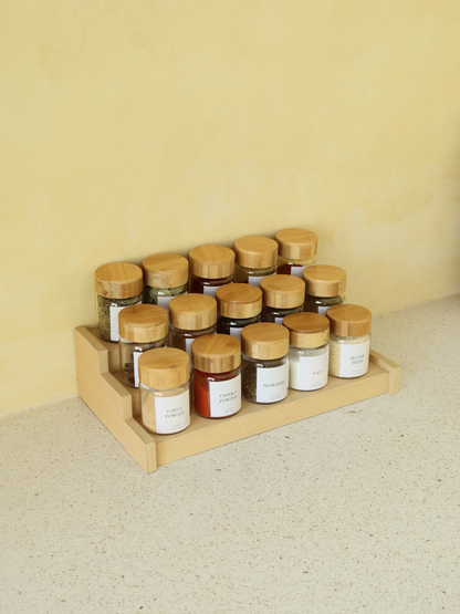 Luchtdicht glazen kruidenpotje Yen met schroefdeksel, dikke bamboehouten deksel en minimalistische kruidenpot labels voor stijlvolle kruidenopslag en moderne keuken organisatie, gemaakt van gifvrije, BPA-vrije, PFAS-vrije en microplasticvrije materialen, ontworpen om kruiden langer vers te houden en tegelijkertijd een rustige en georganiseerde uitstraling aan je kruidenrek te geven, met een doorzichtige glazen pot en natuurlijke bamboe deksel die perfect past bij minimalistische voorraadkast styling. 