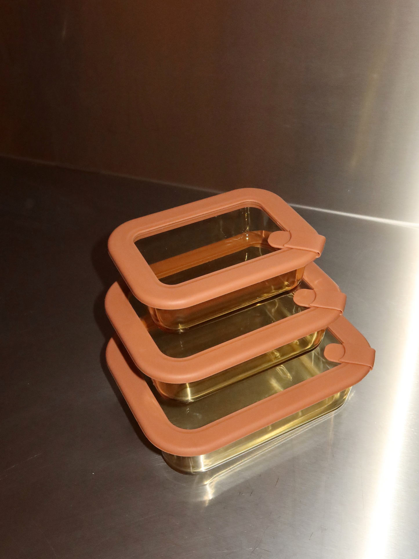 Vetto combineert warmte en helderheid in een tijdloos design, gemaakt van amberkleurig glas met een bijpassend glazen deksel en verfijnde bruin/roze details. Drie maten zorgen voor slimme organisatie, van kleine porties voor yoghurt of snacks tot grotere voor meal prep of restjes. Het deksel heeft een klein siliconen ventiel voor eenvoudige drukontlasting. Niet-toxisch, BPA-vrij, geur- en vlekbestendig, lekvrij, duurzaam en herbruikbaar — praktisch en elegant voor bewust voedsel bewaren.