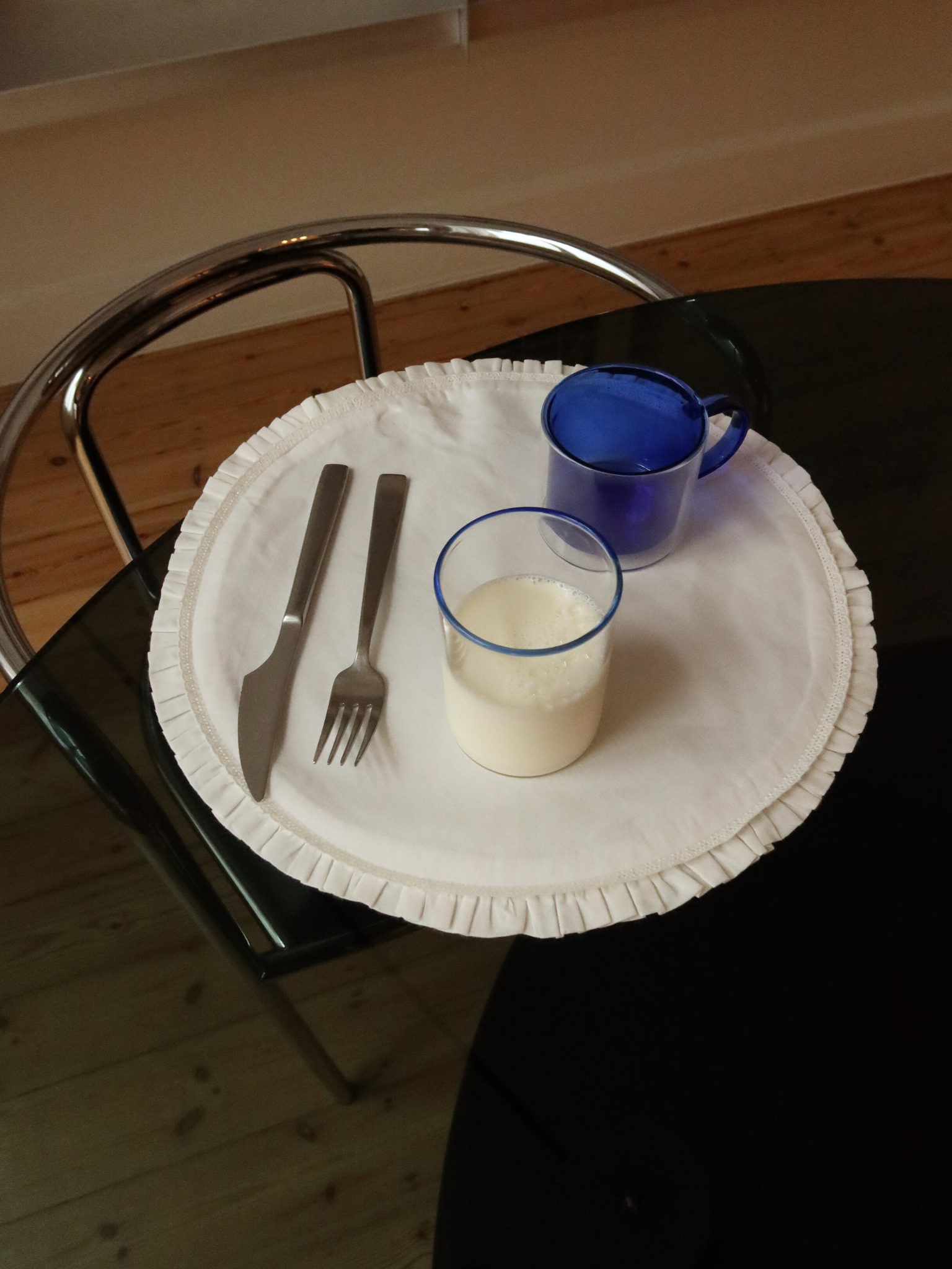 Glass Woojin, a fully transparent glass cup with a subtle blue rim that adds a stylish and unique touch to any beverage. Perfect for iced coffees, water, juices, matcha, or other refreshing drinks. Made from durable borosilicate glass with a minimalist, modern, and elegant design. Ideal for aesthetic table settings, sustainable kitchenware, and reusable glass drinkware.