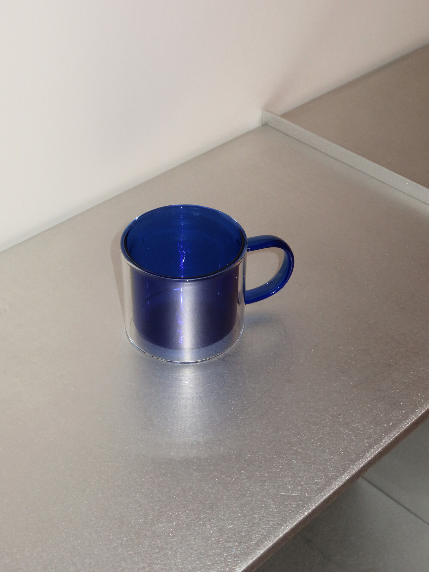 Verabschieden Sie sich von Standardtassen und entdecken Sie das Soo-ah-Glas, mit einer satten, auffälligen blauen Farbe, die Stil und Atmosphäre auf Ihren Tisch bringt, ohne zu übertreiben. Das zeitlose Doppelwand-Design besteht aus langlebigem, hitzebeständigem Borosilikatglas — perfekt für heiße Getränke, ohne dass das Glas zu heiß wird, um es zu halten. Robust und langlebig, praktisch und ästhetisch. Wird einzeln verkauft, ideal, um eines auszuwählen oder ein komplettes Set zu sammeln.