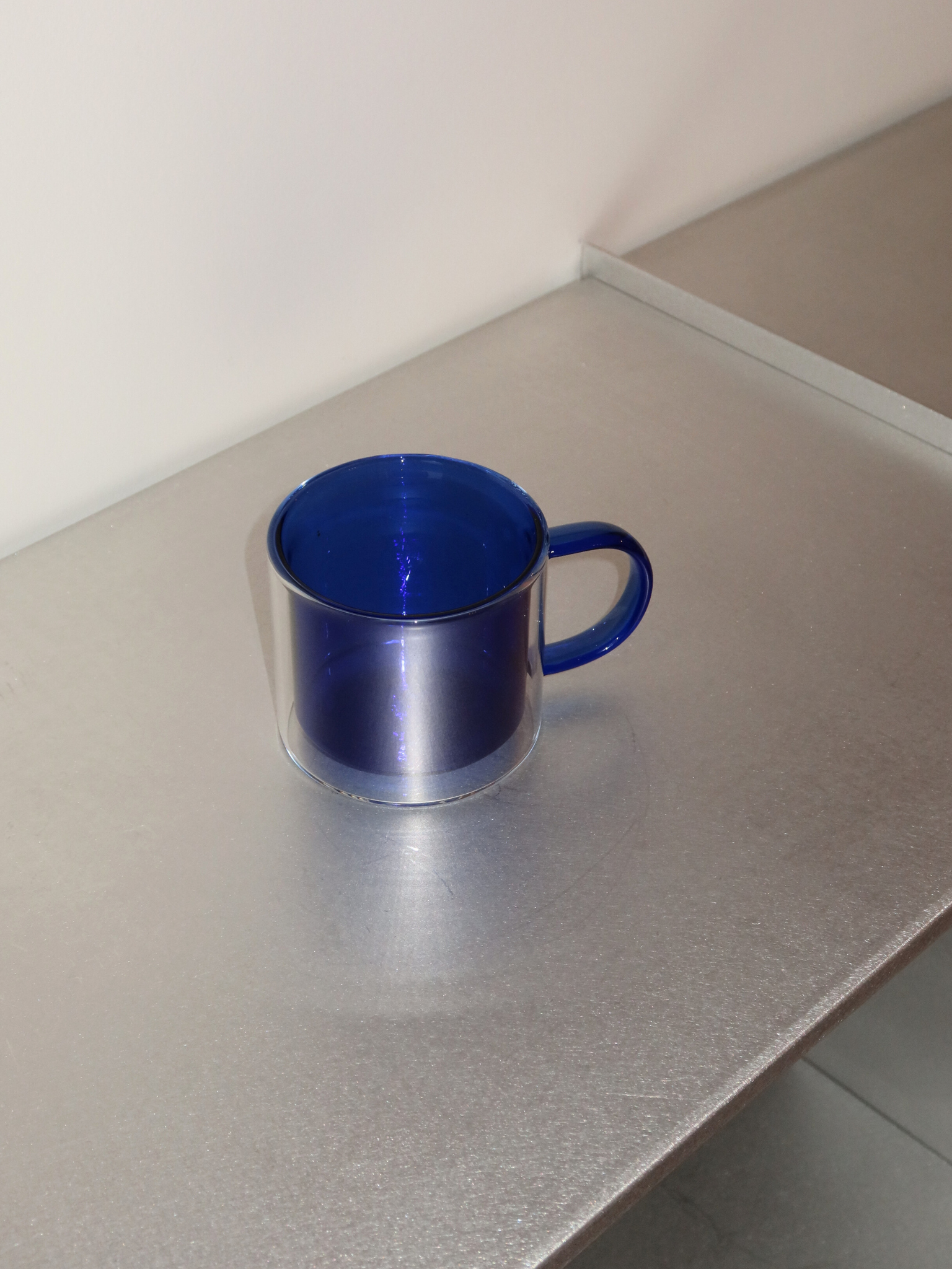 Verabschieden Sie sich von Standardtassen und entdecken Sie das Soo-ah-Glas, mit einer satten, auffälligen blauen Farbe, die Stil und Atmosphäre auf Ihren Tisch bringt, ohne zu übertreiben. Das zeitlose Doppelwand-Design besteht aus langlebigem, hitzebeständigem Borosilikatglas — perfekt für heiße Getränke, ohne dass das Glas zu heiß wird, um es zu halten. Robust und langlebig, praktisch und ästhetisch. Wird einzeln verkauft, ideal, um eines auszuwählen oder ein komplettes Set zu sammeln.