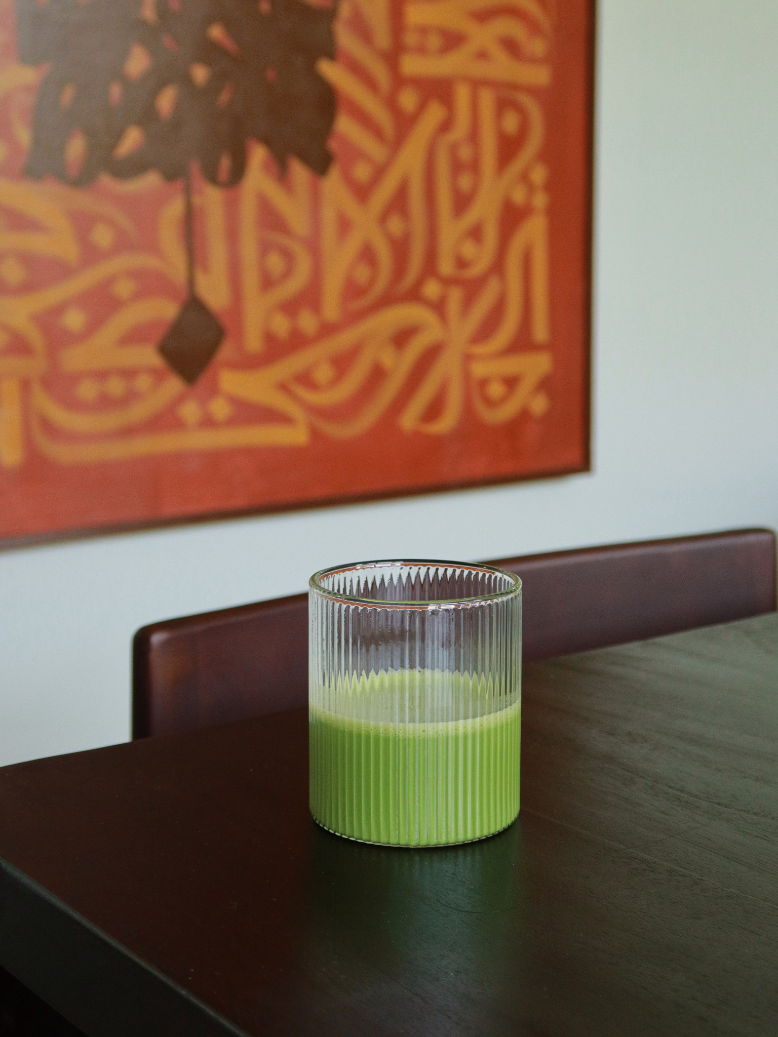 Glas Yuki mit gerader Form und eleganten Rillen, gefertigt aus hitzebeständigem Borosilikatglas, stilvolles Trinkglas für Wasser, Softdrinks oder gekühlte Getränke, modernes Tischstyling mit Restaurant-Charakter, einzeln erhältlich und kombinierbar mit passender Glaskaraffe.
Gerades Borosilikatglas mit feinen vertikalen Rillen, die das Licht besonders schön reflektieren, langlebiges und hitzebeständiges Wasserglas für den täglichen Gebrauch, zeitloses Designglas für eine elegante Tischdekoration.