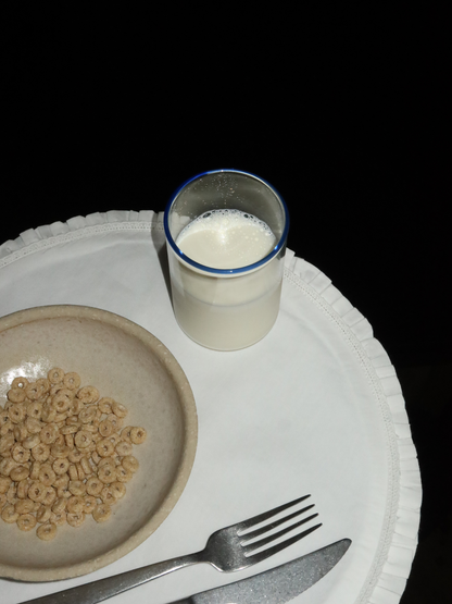 Glass Woojin, ein vollständig transparenter Glask Becher mit einem dezenten blauen Rand, der jedem Getränk einen stilvollen und einzigartigen Akzent verleiht. Perfekt für Eiskaffee, Wasser, Säfte, Matcha oder andere erfrischende Getränke. Hergestellt aus langlebigem Borosilikatglas mit einem minimalistischen, modernen und eleganten Design. Ideal für ästhetische Tischdekorationen, nachhaltiges Küchenzubehör und wiederverwendbares Glasgeschirr.