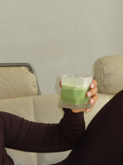 Matte glazen tumbler Roca met uniek, rotsachtig design, ideaal voor cappuccino, flat white, koffie, water en andere dranken. De stevige glazen vorm en matte afwerking geven het glas een moderne, minimalistische uitstraling, terwijl de bijzondere vorm prettig in de hand ligt. Perfect voor dagelijks gebruik en stijlvolle tafeldekking, en ideaal om je glaswerkcollectie een consistente, verfijnde uitstraling te geven. Een tijdloos designglas voor een elegante koffiecorner of restaurantgevoel thuis.