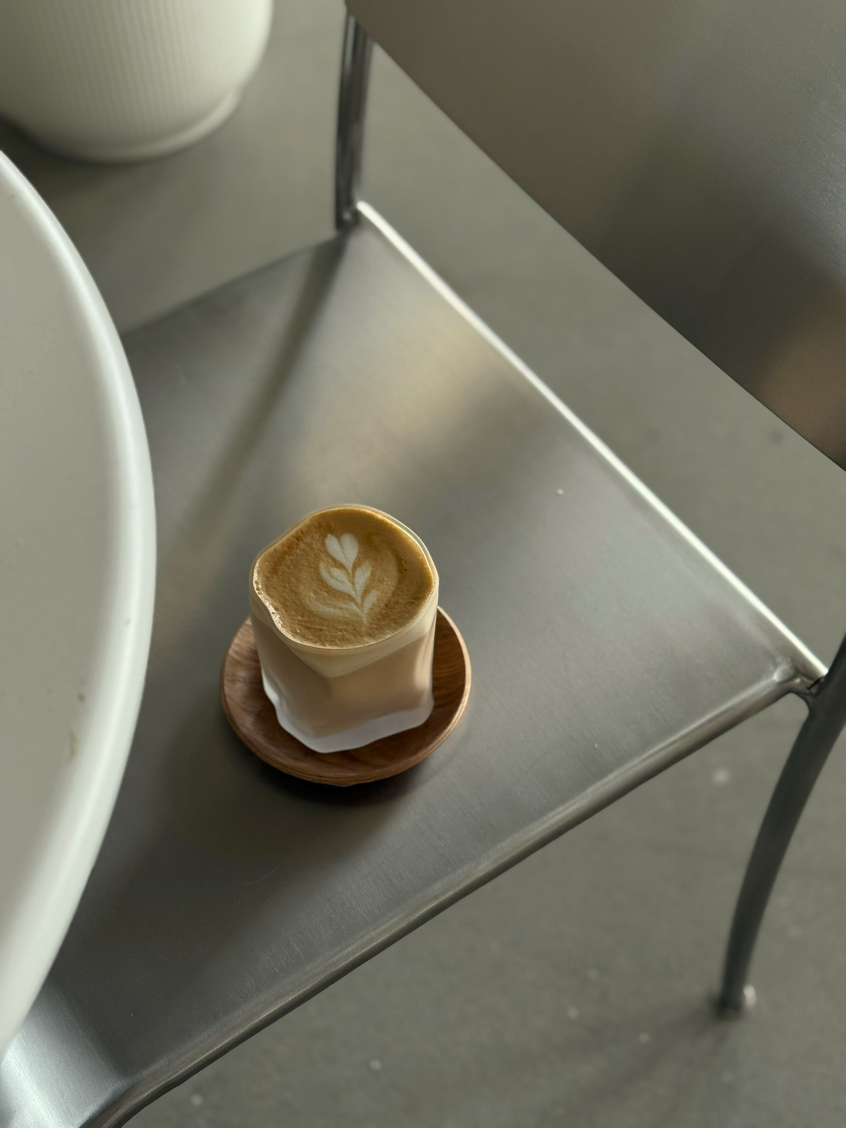 Mattes Glas Roca mit einzigartigem, von Felsen inspiriertem Design, ideal für Cappuccino, Flat White, Kaffee, Wasser und andere Getränke. Das robuste Glas und die matte Oberfläche verleihen dem Tumbler eine moderne, minimalistische Optik, während die besondere Form angenehm in der Hand liegt. Perfekt für den täglichen Gebrauch und eine stilvolle Tischdekoration sowie ideal, um eine harmonische und elegante Gläsersammlung zu schaffen. Ein zeitloses Designglas für eine raffinierte Kaffeestation. 