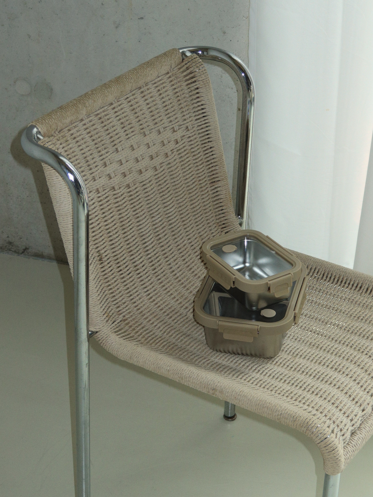 PFAS-freie und BPA-freie Lunchbox Bento aus Edelstahl mit transparentem Deckel, auslaufsicherem Verschluss und herausnehmbarem Trenner. Leicht, lebensmittelecht und langlebig, ideal für Meal Prep, Mittagessen, Reste und die Aufbewahrung trockener Zutaten. Die sicheren Verschlussclips halten den Behälter zuverlässig geschlossen, während der transparente Deckel und die dezenten beigefarbenen Details für eine ruhige, minimalistische Optik sorgen. Eine wiederverwendbare und schadstofffreie Lunchbox.