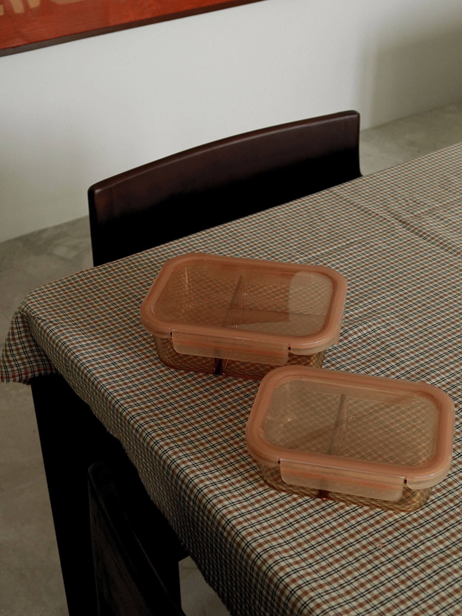 Zad ist ein bernsteinfarbener Glasbehälter mit Glasdeckel und feinen bernstein-/braunen Akzenten, der Stil und Funktionalität vereint. Der integrierte Glastrenner sorgt dafür, dass mehrere Zutaten übersichtlich getrennt bleiben. Perfekt für ausgewogene Mahlzeiten, Meal Prep oder die Aufbewahrung von Resten. Das ungiftige, BPA-freie Glas ist geruchs- und fleckenresistent, langlebig, leicht zu reinigen und auslaufsicher — ideal für eine bewusste und stilvolle Aufbewahrung in Küche, Kühlschrank oder Lunch-Tasc