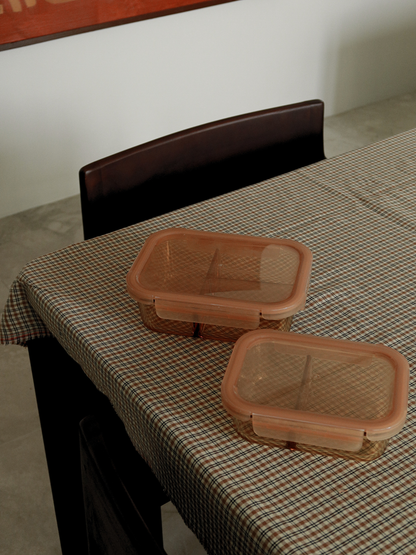 Zad ist ein bernsteinfarbener Glasbehälter mit Glasdeckel und feinen bernstein-/braunen Akzenten, der Stil und Funktionalität vereint. Der integrierte Glastrenner sorgt dafür, dass mehrere Zutaten übersichtlich getrennt bleiben. Perfekt für ausgewogene Mahlzeiten, Meal Prep oder die Aufbewahrung von Resten. Das ungiftige, BPA-freie Glas ist geruchs- und fleckenresistent, langlebig, leicht zu reinigen und auslaufsicher — ideal für eine bewusste und stilvolle Aufbewahrung in Küche, Kühlschrank oder Lunch-Tasc