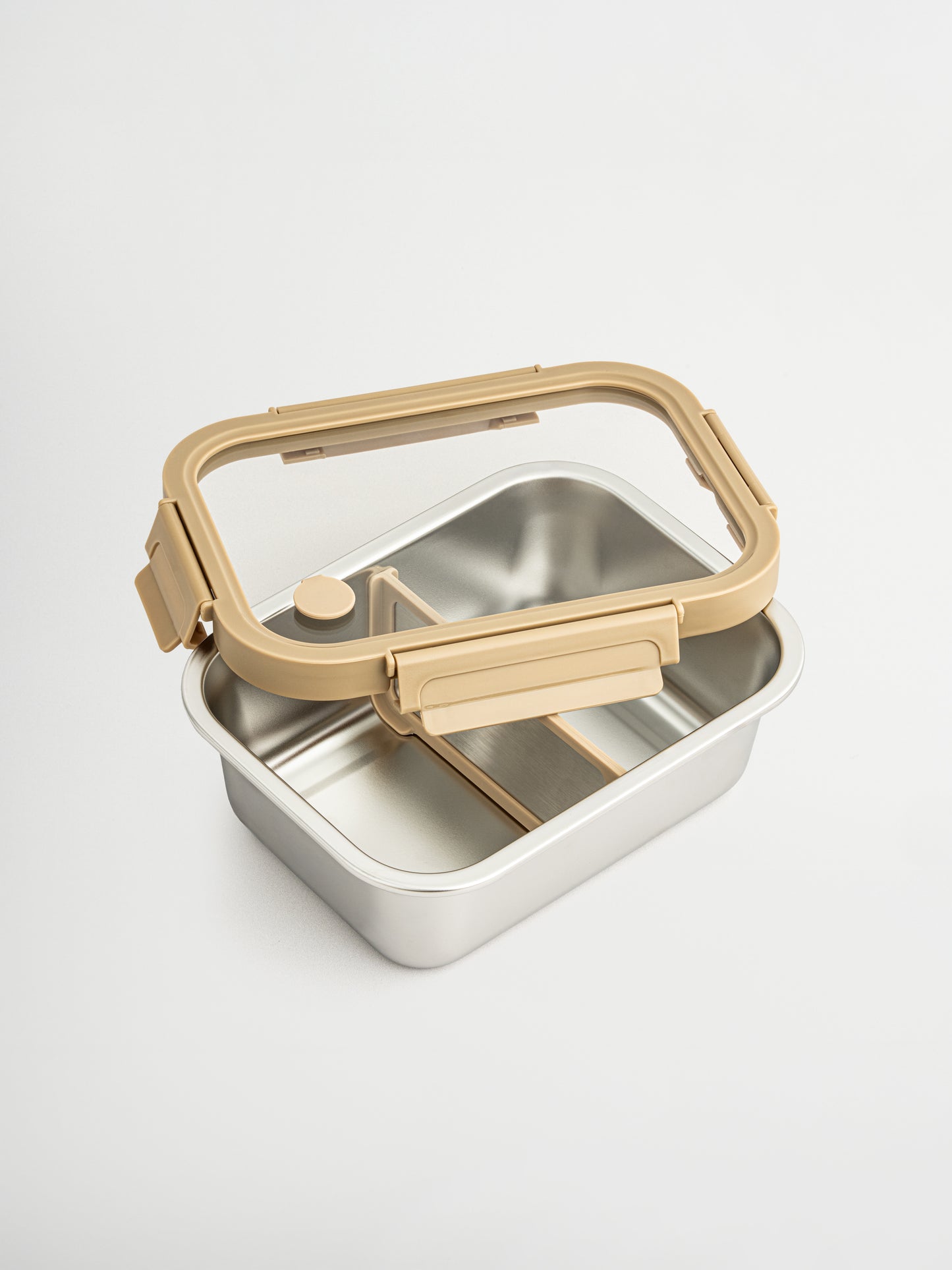 Léger, étanche et sûr pour les aliments, Bento est un récipient en acier inoxydable avec couvercle en plastique transparent, séparateur amovible et détails beiges raffinés. Les clips solides assurent une fermeture hermétique, idéale pour le meal prep, les restes ou les ingrédients secs. Non toxique, sans BPA et durable, Bento allie simplicité et élégance. Ses tons doux et son couvercle clair apportent calme et style.